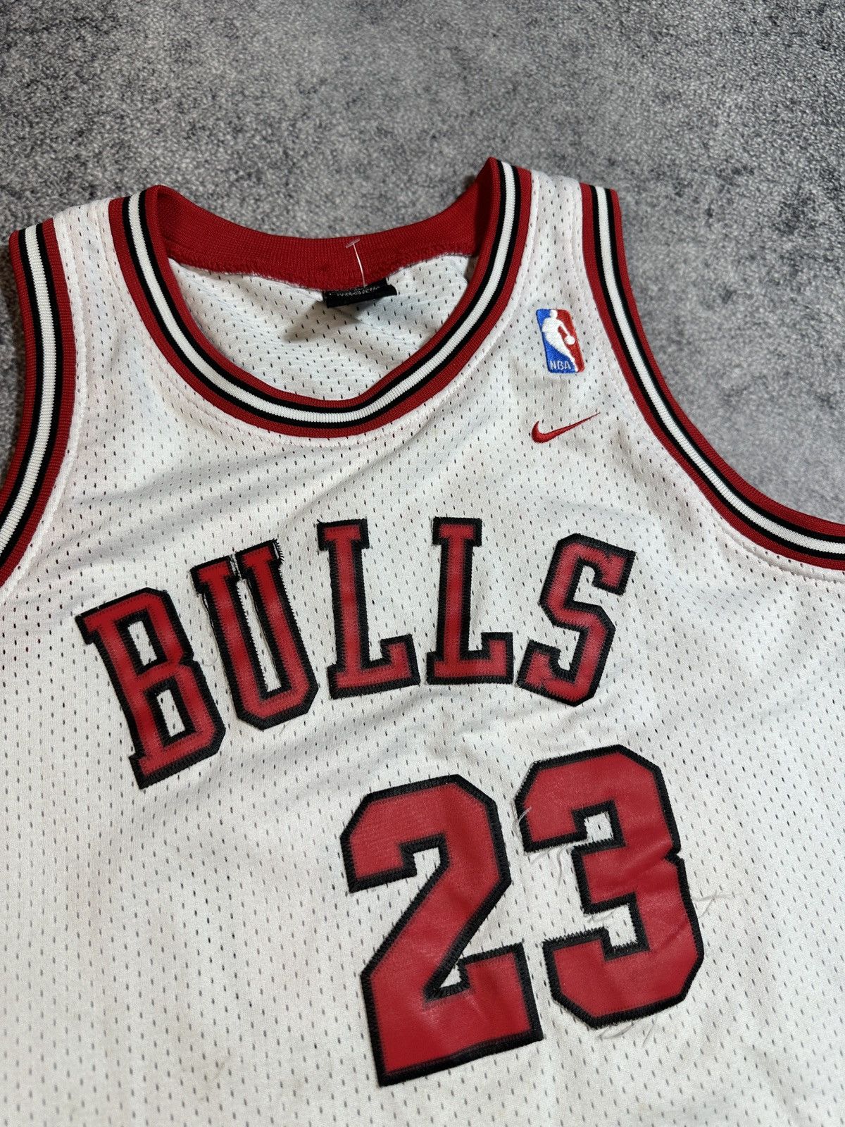 NBA Vintage Nike Chicago Bulls Jordan 23 NBA Basketball Jersey Size US XL / EU 56 / 4 - 4 Thumbnail