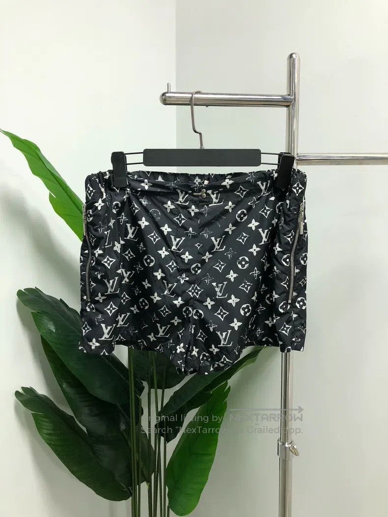 Louis Vuitton Louis Vuitton Logo Print Straight Leg Shorts Size 41" - 1 Thumbnail