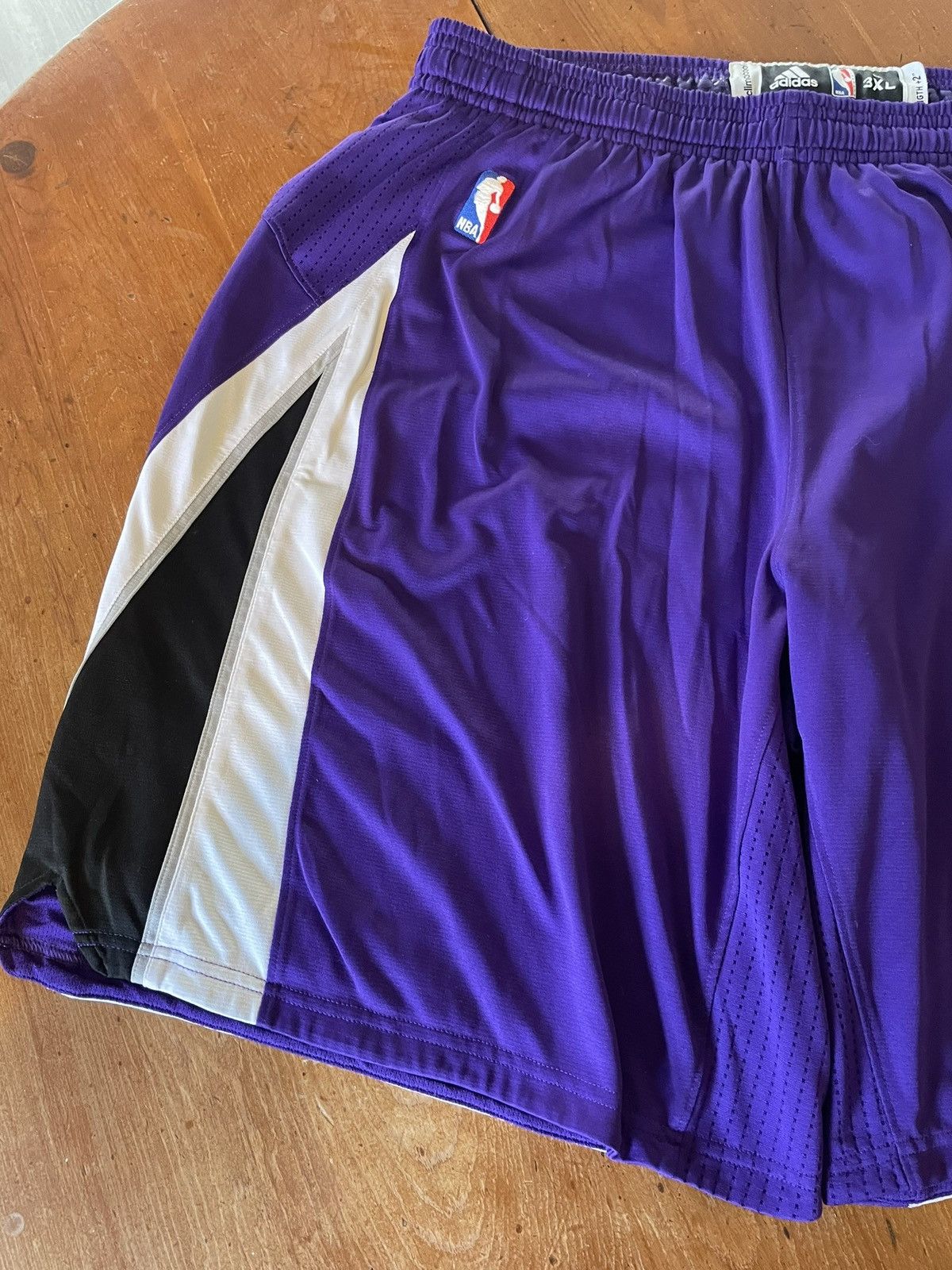 Adidas Vintage Adidas Sacramento Kings Basketball Athletic Shorts Size US 38 / EU 54 - 4 Thumbnail