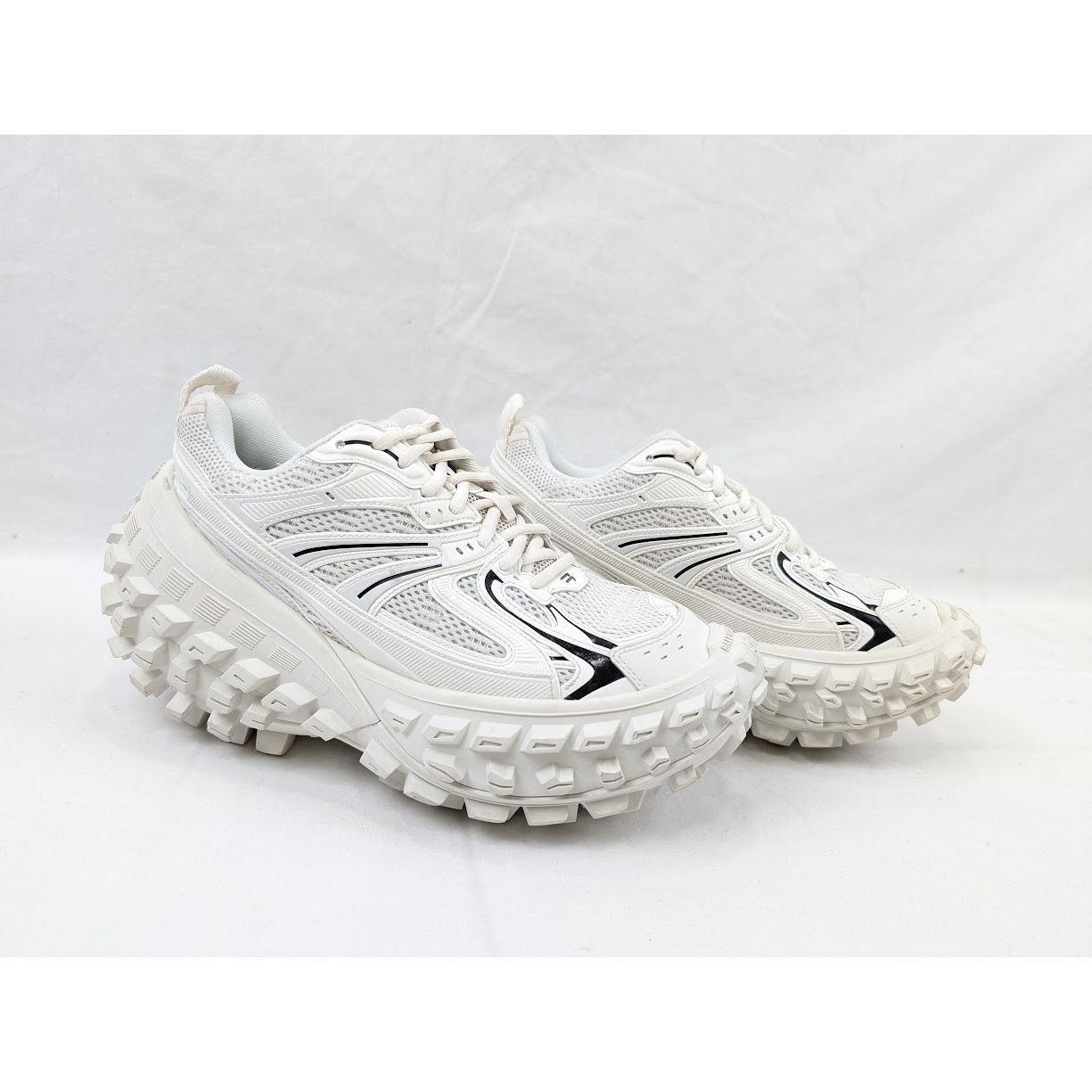 Balenciaga o1rshd1 Contrast Defender Bouncer in Eggshell/Black Size US 8 / EU 41 - 12 Thumbnail