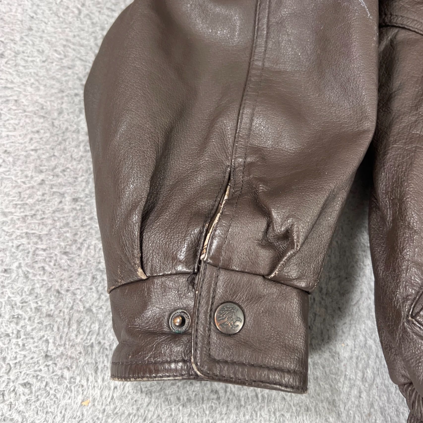 Vintage VINTAGE MEMBERS CLUB North American Hunting Club Life Member MENS Brown Leather Bomber Jacket L Size US L / EU 52-54 / 3 - 3 Thumbnail