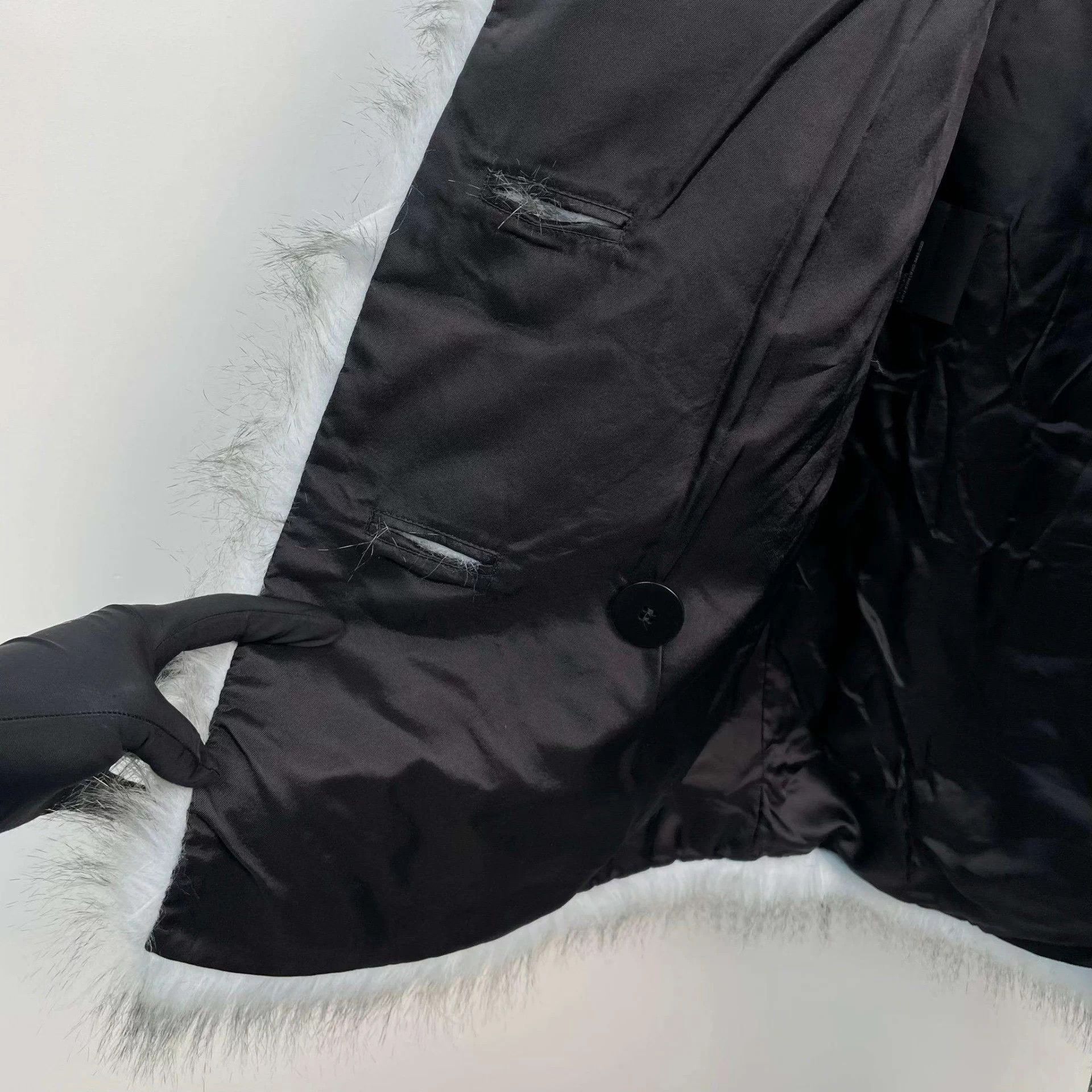 Prada Prada Faux Fur Silver Coin Button Gray 36 Jacket Size XS / US 0-2 / IT 36-38 - 9 Thumbnail