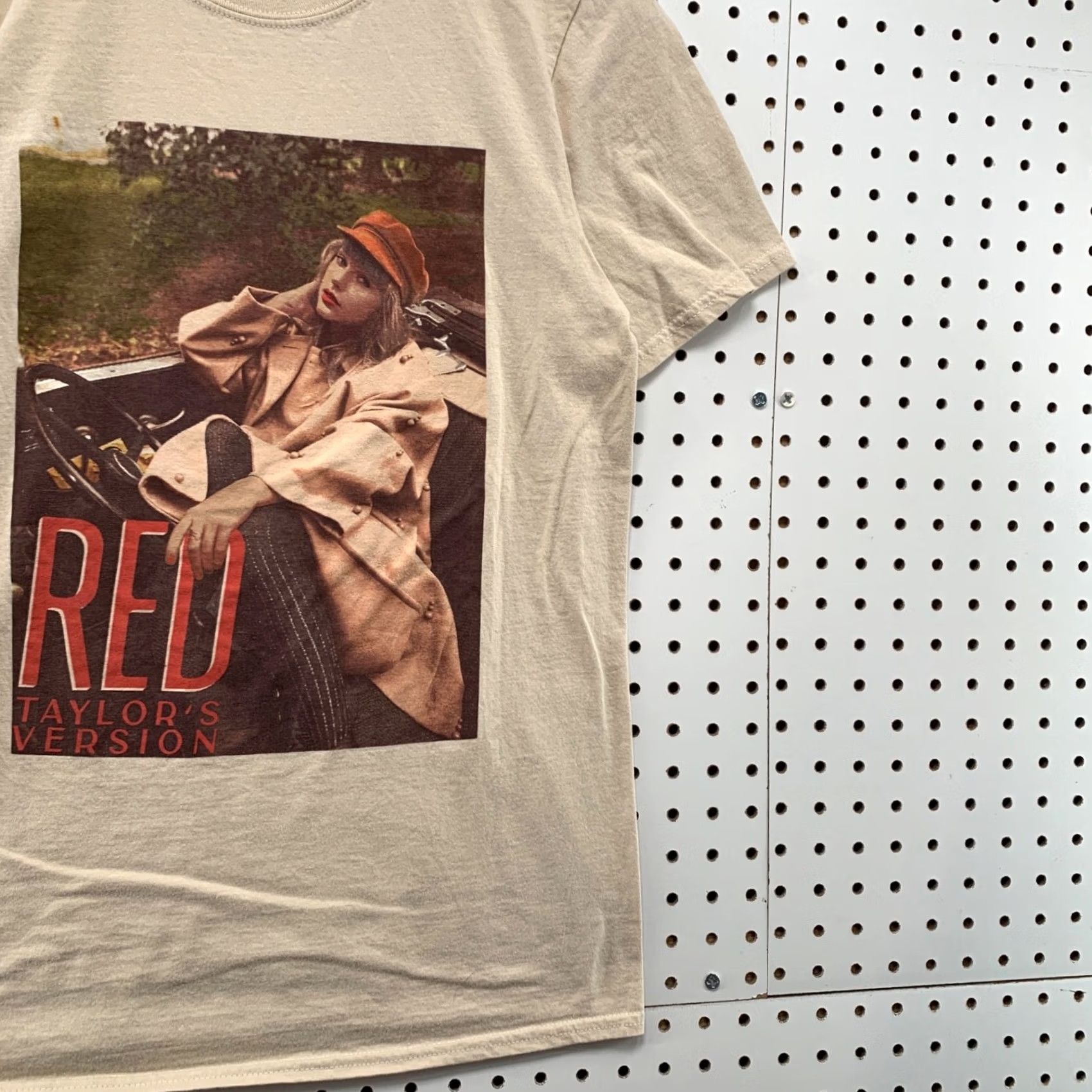 Vintage Taylor Swift Shirt Mens Small Brown Red Version Music Band TEE 17x27.5 Size US S / EU 44-46 / 1 - 5 Thumbnail