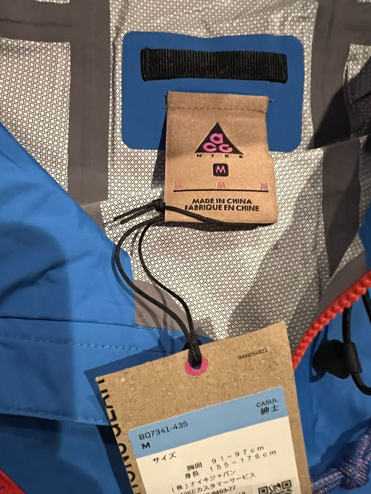Nike ACG SIZE MEDIUM MEN’S NIKE ACG 2.5L PACKABLE WINDBREAKER JACKET Size US M / EU 48-50 / 2 - 4 Thumbnail