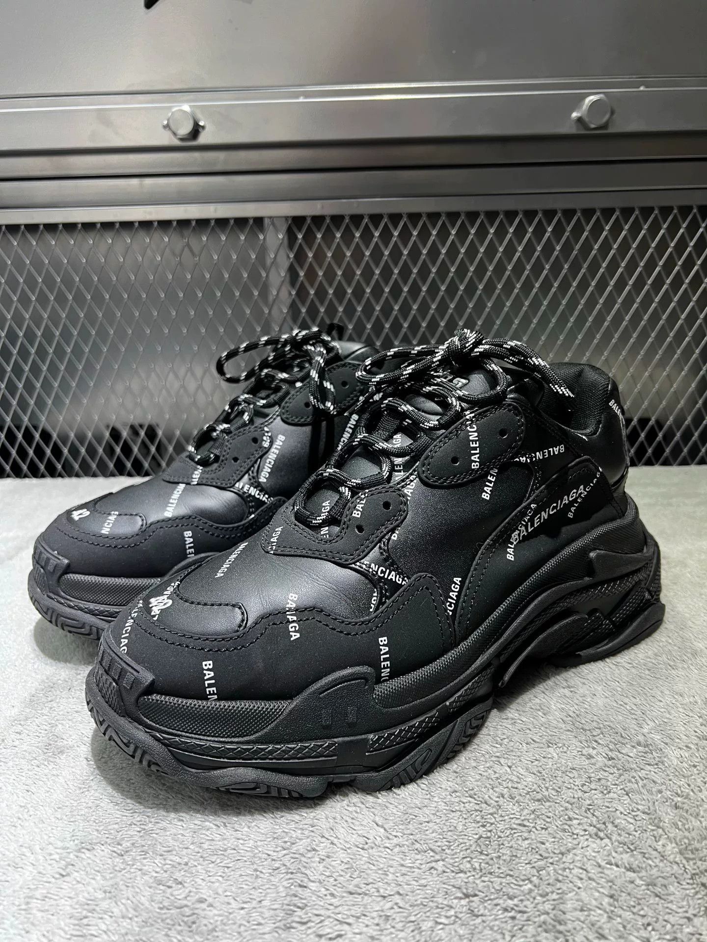 Balenciaga Balenciaga Black Lowtop Sneakers S Men Size US 10 / EU 43 - 1 Thumbnail