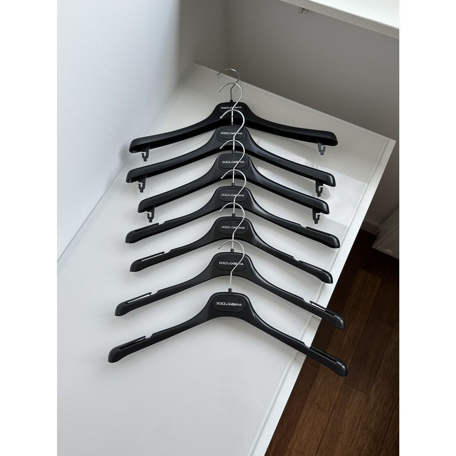 Dolce gabbana logo premium made in italy black hangers