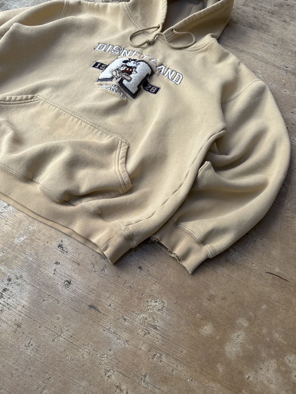 Disney Vintage 90s Beige Disneyland Embroidered Mickey Hoodie Size US M / EU 48-50 / 2 - 2 Thumbnail
