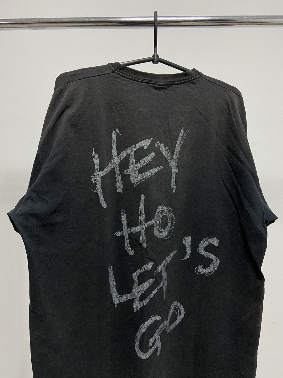 Vintage Ramones 2005 T Shirt Big Logo Vintage hey ho let's go Size US XL / EU 56 / 4 - 4 Thumbnail