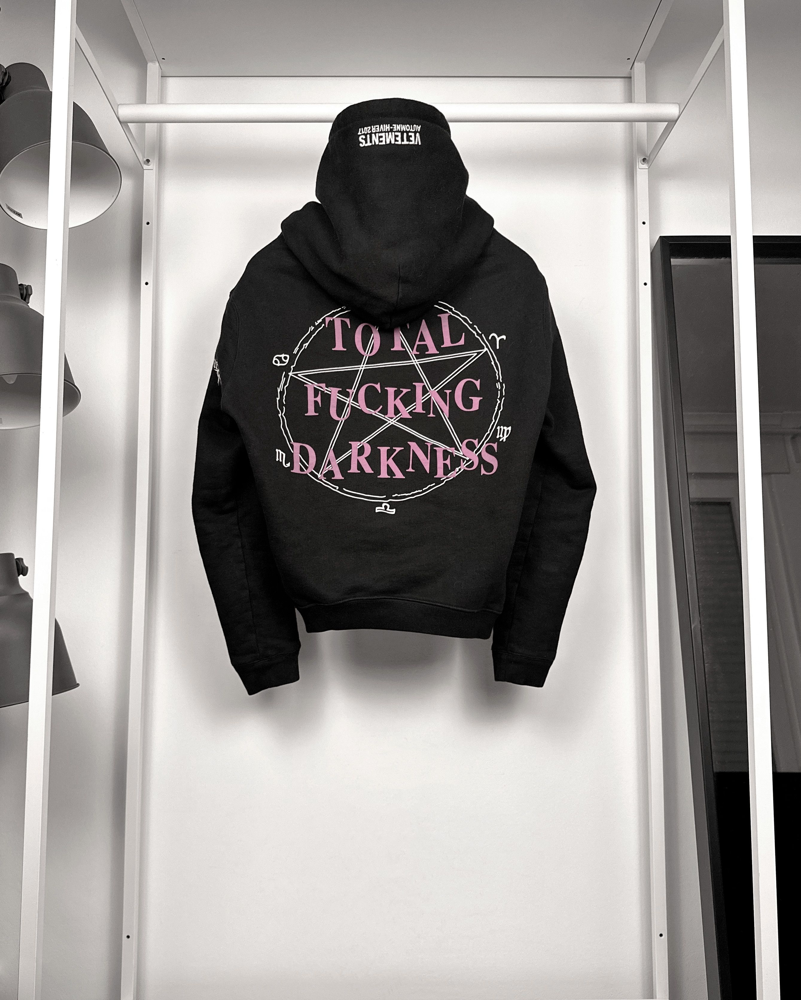 トップス VETEMENTS TOTAL FUCKING DARKNESS FOODIE Vetements Total Fucking Darkness Metal Cropped Hoodie