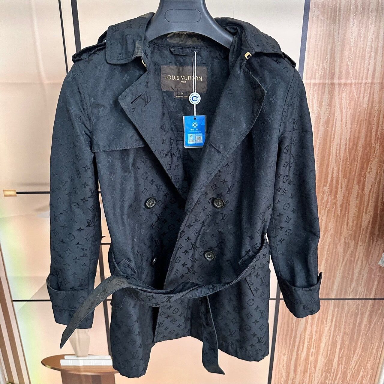 Louis Vuitton Louis Vuitton Cropped Black Coat M Women Size M / US 6-8 / IT 42-44 - 1 Thumbnail