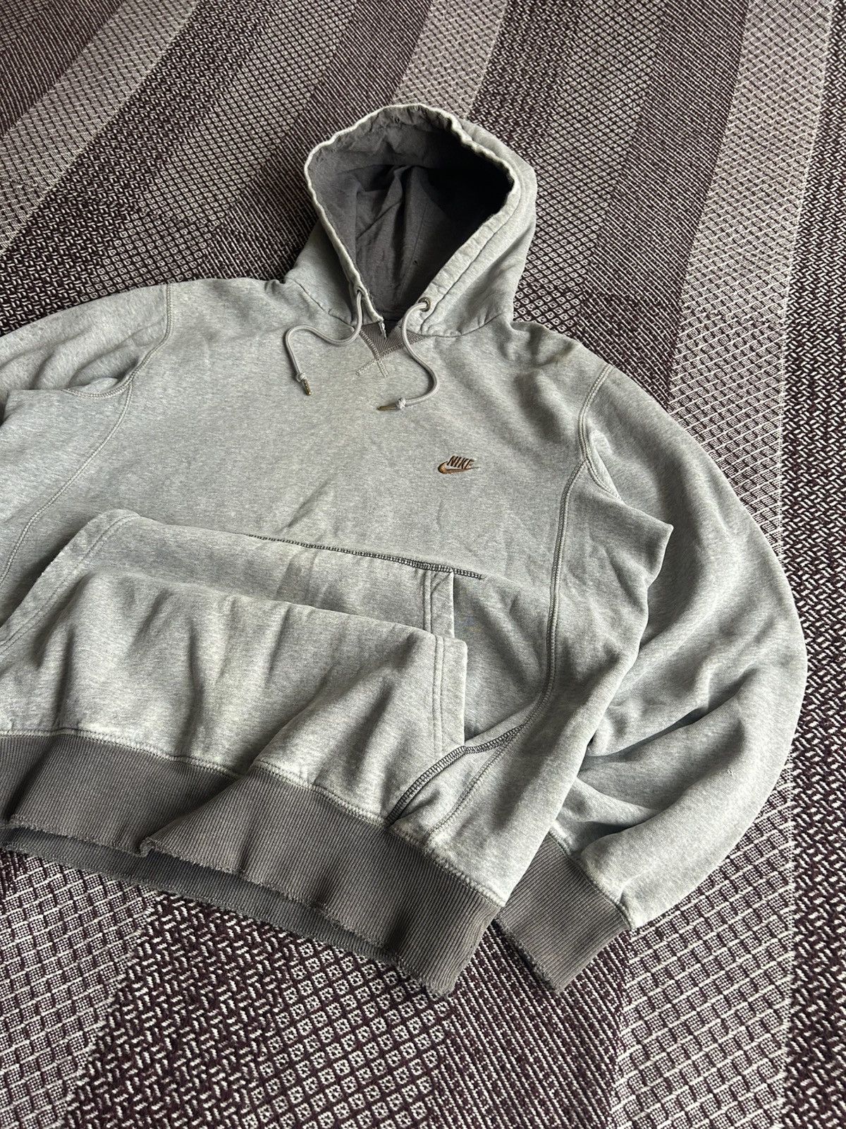 Nike Vintage Nike Distressed Faded Hoodie 00s Streetwear Size M Size US M / EU 48-50 / 2 - 7 Thumbnail
