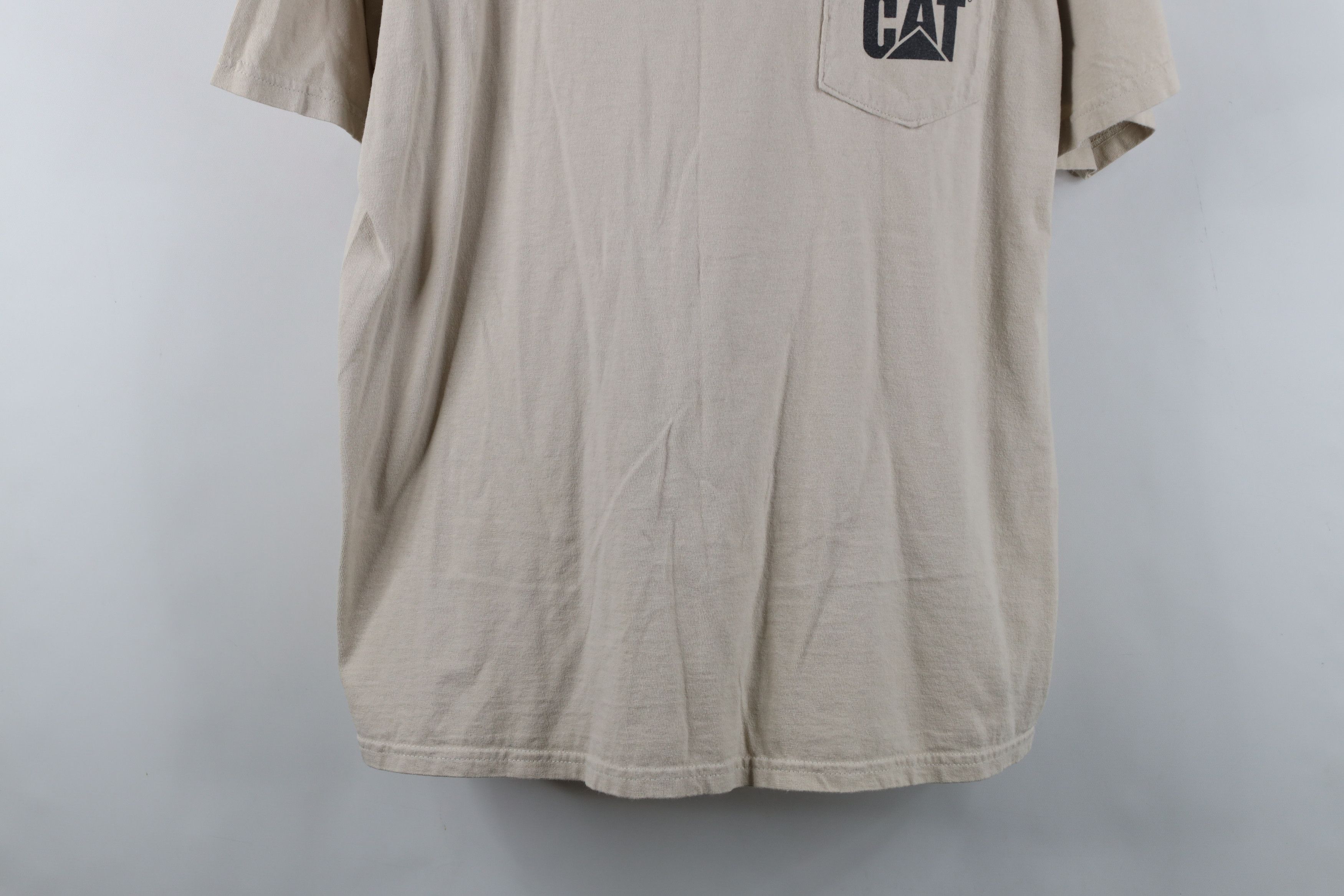 Gildan Vintage Y2K Cat Caterpillar Spell Out Pocket T-Shirt Beige Size US XL / EU 56 / 4 - 3 Thumbnail