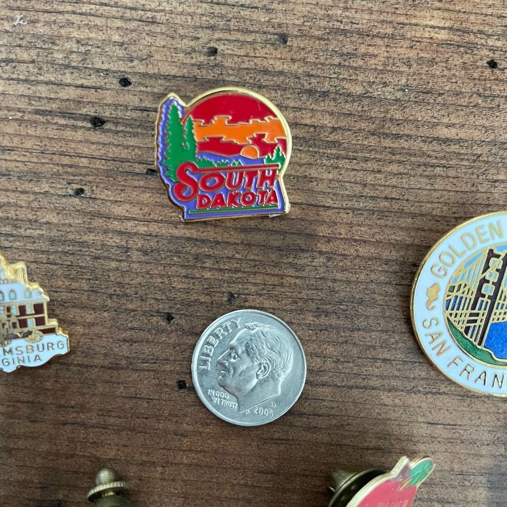 Vintage 5 Vintage Travel Tourist Pins Buttons Enamel Maine NYC San F Size ONE SIZE - 3 Thumbnail