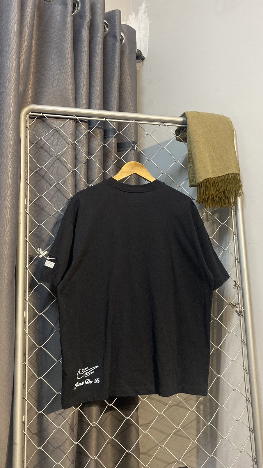 Nike BNWT NIKE BIG PRINT TSHIRT LARGE Size US L / EU 52-54 / 3 - 2 Thumbnail