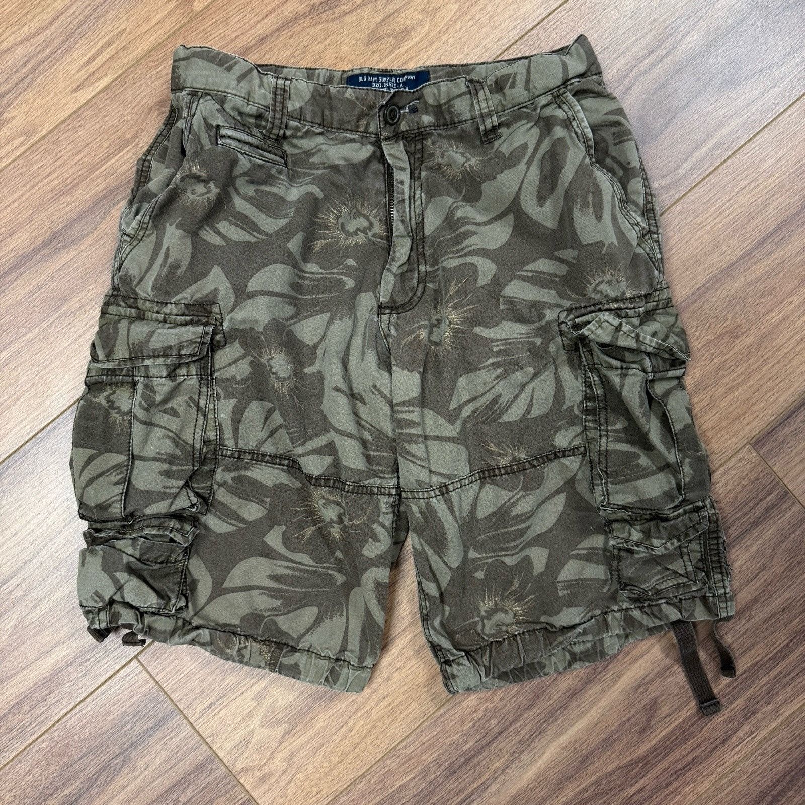 Old Navy Old Navy Supply Co Camouflage Cargo Shorts Regular Issue Size US 31 - 1 Thumbnail
