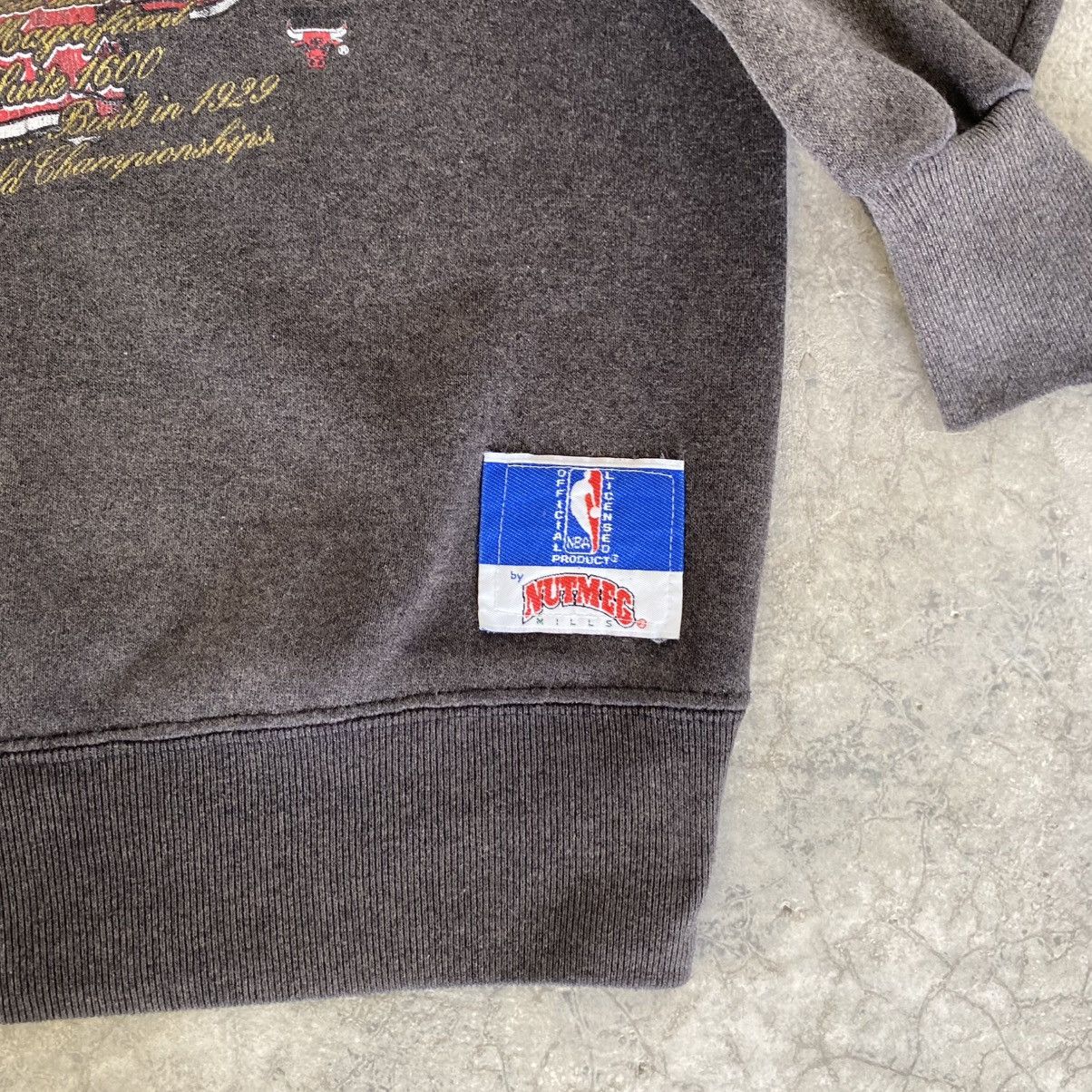 NBA VTG 90’s Chicago Bulls MJ Sun Faded Crewneck Sweatshirt Size US L / EU 52-54 / 3 - 7 Thumbnail