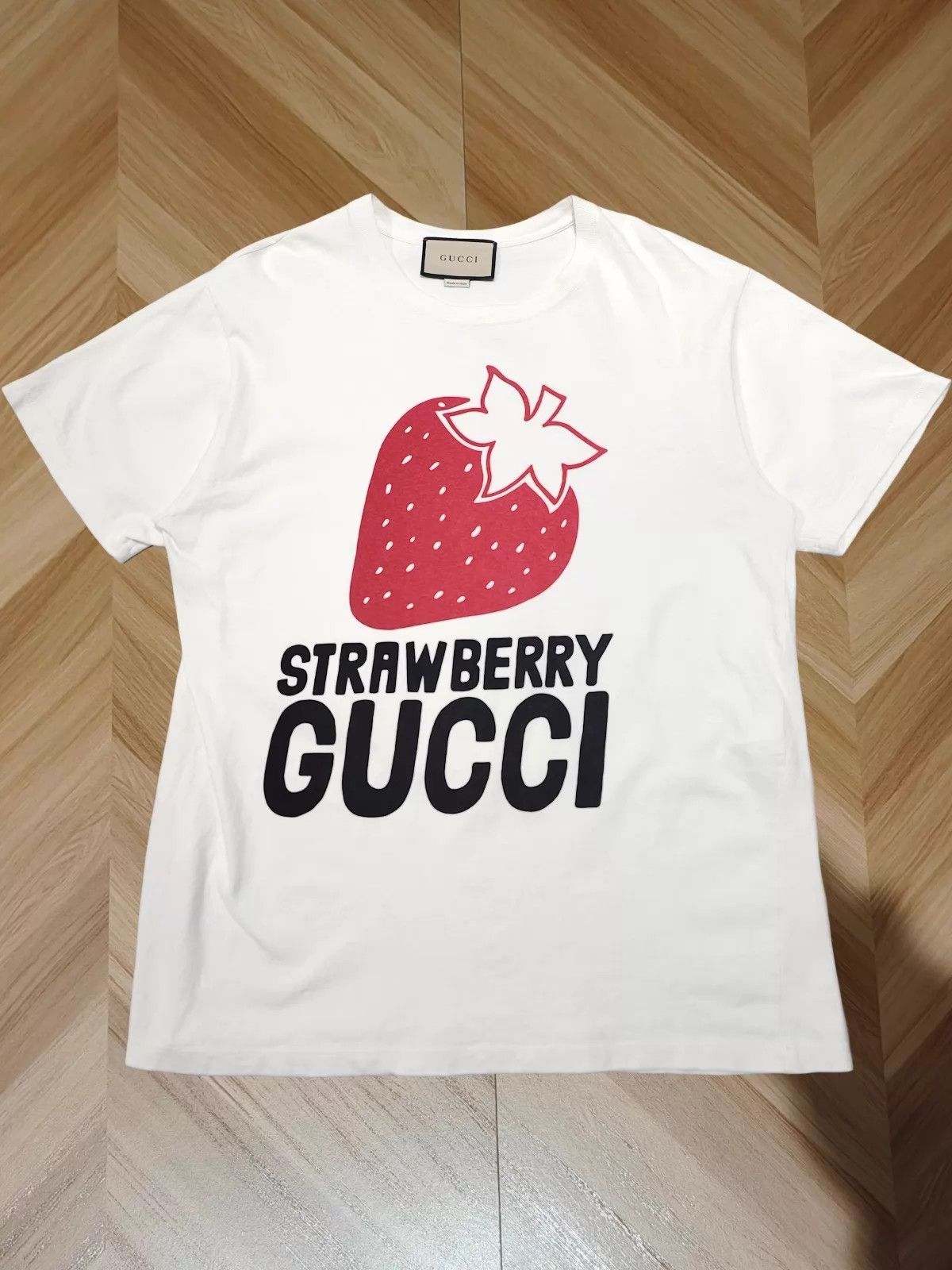 Gucci Gucci short sleeve strawberry print M T-shirt Size M / US 6-8 / IT 42-44 - 1 Thumbnail
