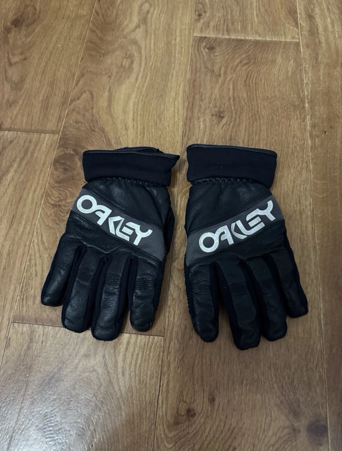 Oakley Oakley Ski Gloves Motorcycle Huge Logo FN Dry Sz L Size ONE SIZE - 1 Thumbnail