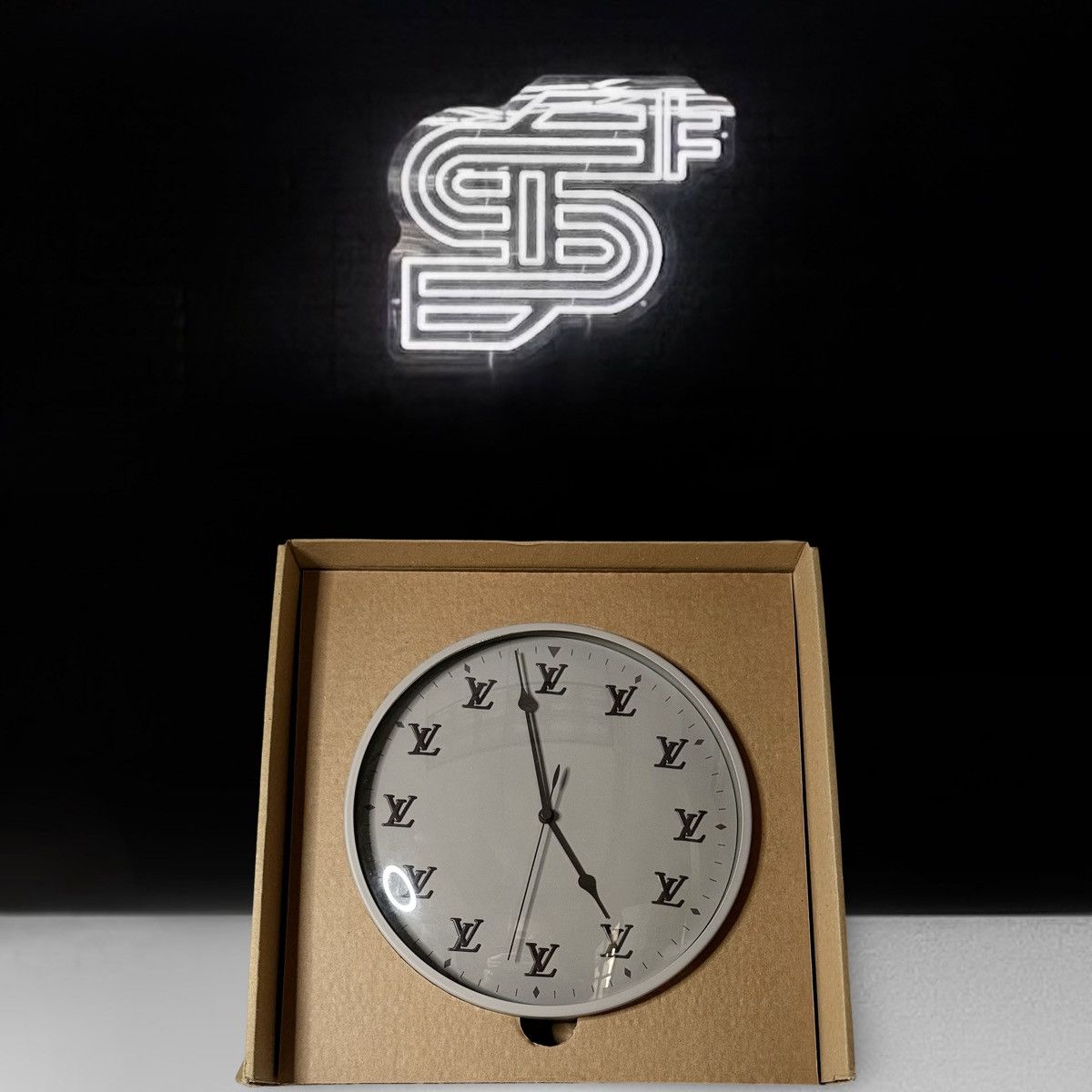 Louis Vuitton Louis Vuitton Invitation Clock 443/1200 Size ONE SIZE - 1 Thumbnail