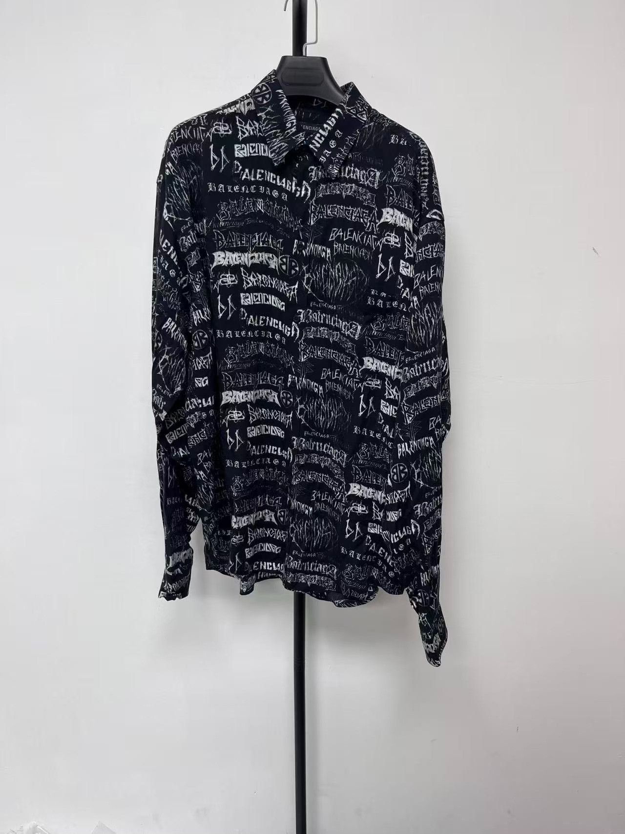 Balenciaga Balenciaga New Year Logo Print Oversized Men's Shirt Size US M / EU 48-50 / 2 - 1 Thumbnail