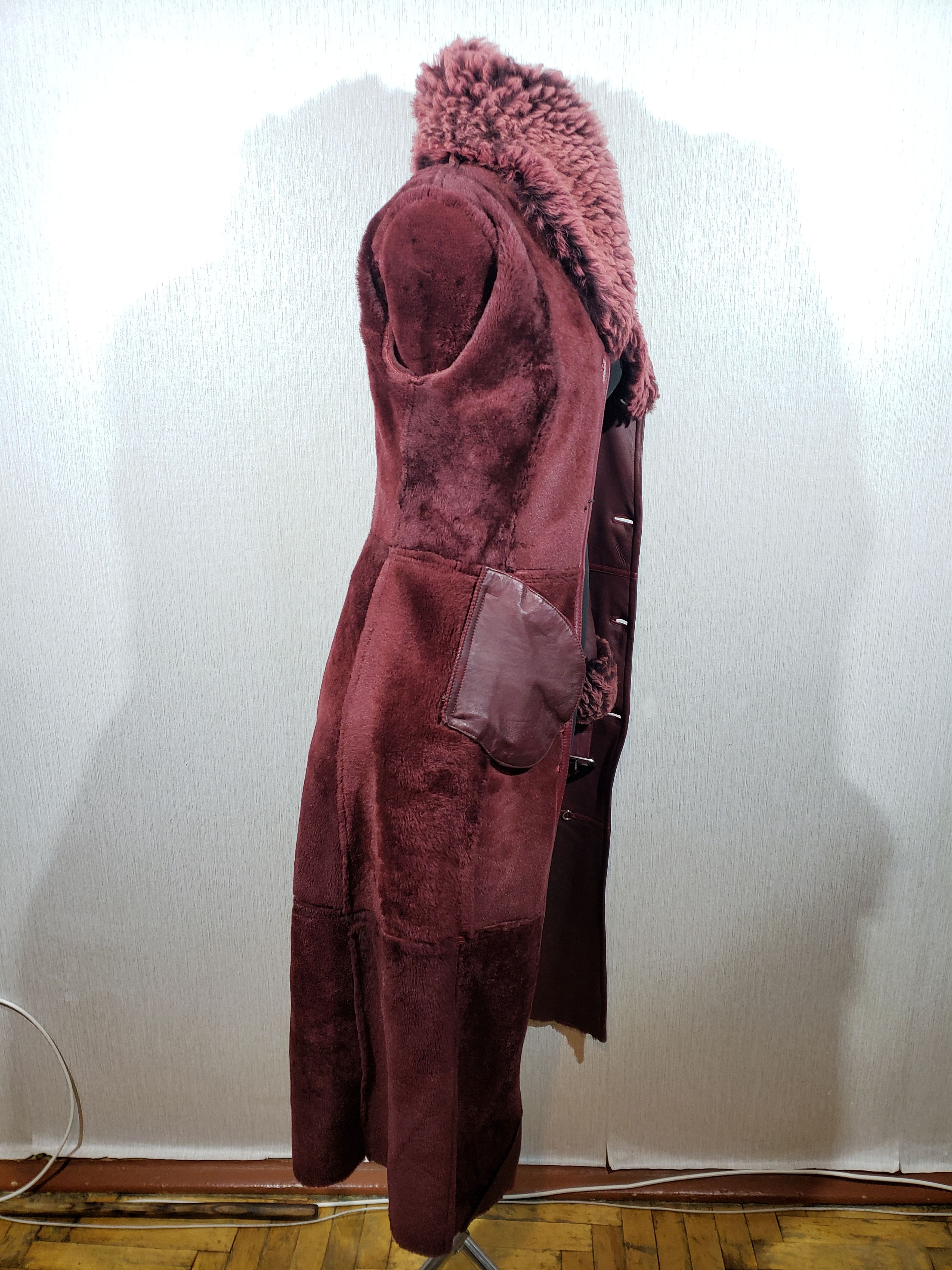 Other Stylish burgundy sheepskin coat with a warm fluffy collar. Size L / US 10 / IT 46 - 8 Thumbnail