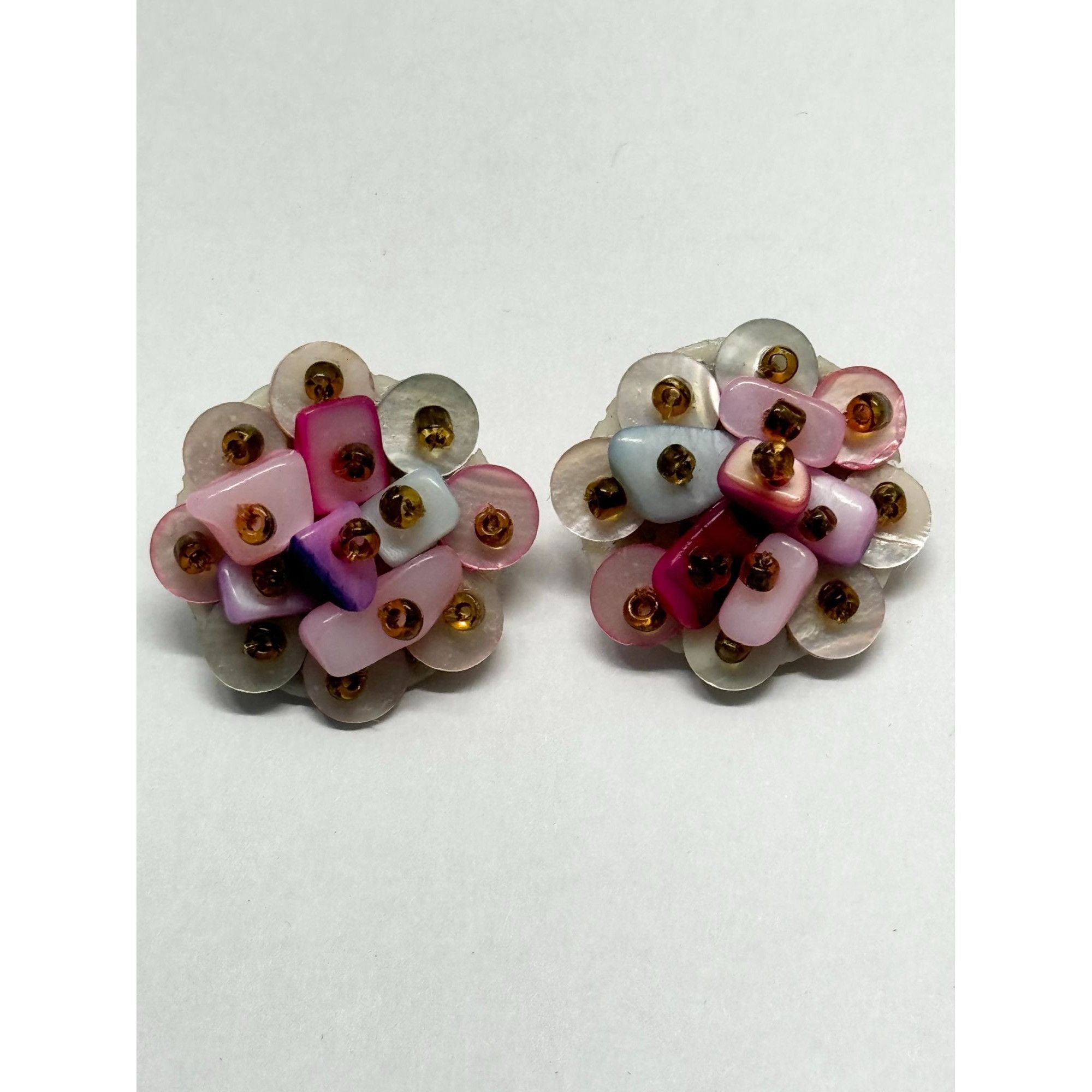 Vintage Vintage pink beaded shell earrings Size ONE SIZE - 1 Thumbnail
