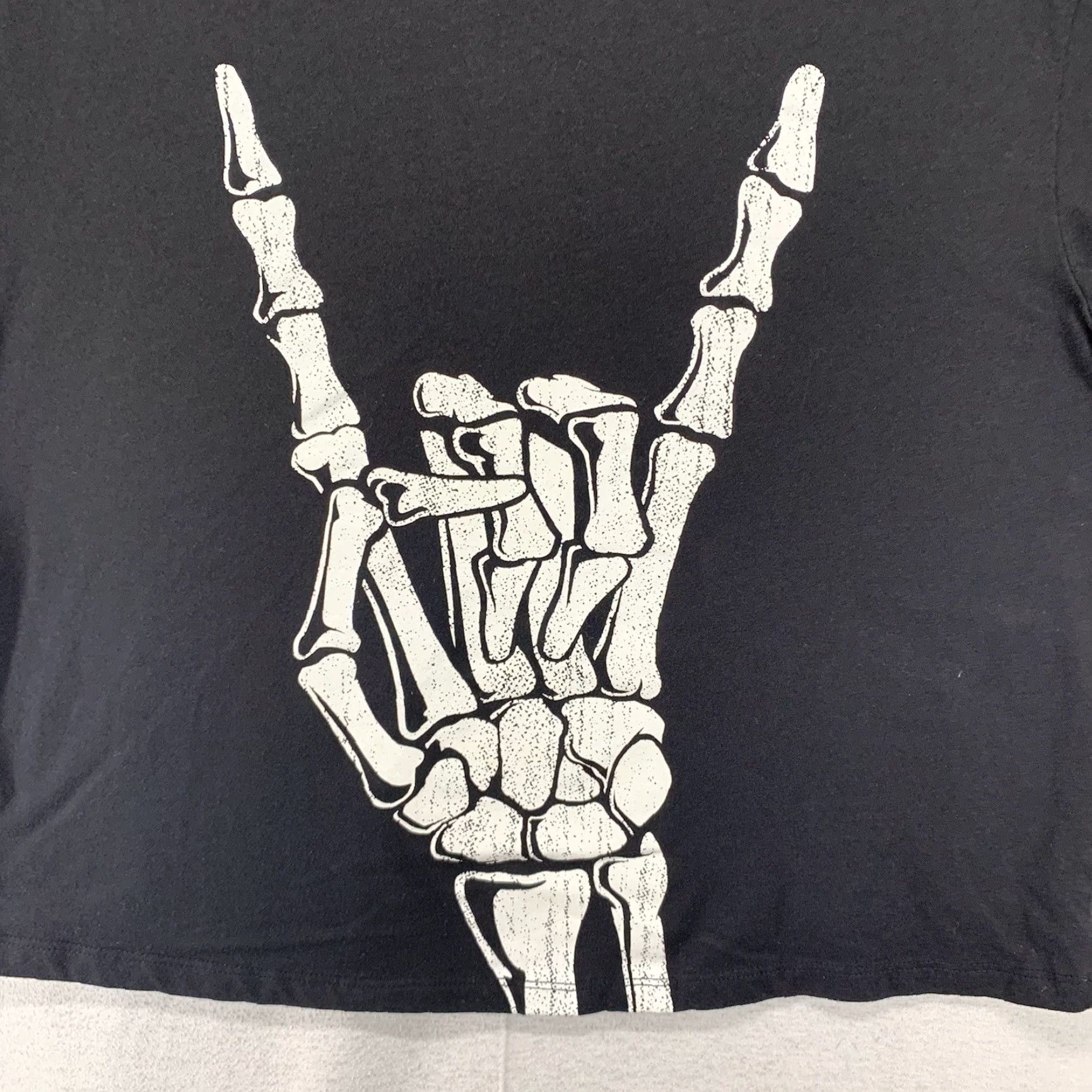 Vintage Women’s Cropped T-Shirt XXL Black Goth Punk Rock Metal Skeleton Hand Halloween Casual Size XXL / US 16-18 / IT 52-54 - 2 Thumbnail