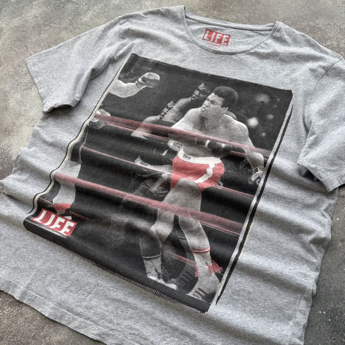 20471120 × If Six Was Nine × Japanese Brand Mohamed Ali Vintage Y2K Iconic Printed T-Shirt Size US XXL / EU 58 / 5 - 1 Thumbnail