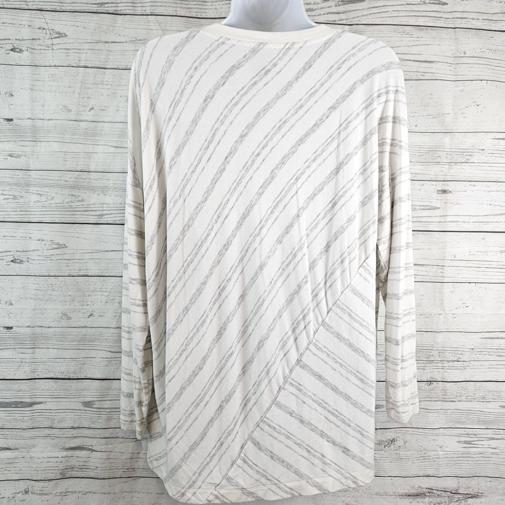 Vintage Cabi 5930 Womens Habitat Tee Sz Small Gray Striped Rayon Blend Long Sleeve Shirt Womens Size S / US 4 / IT 40 - 3 Thumbnail