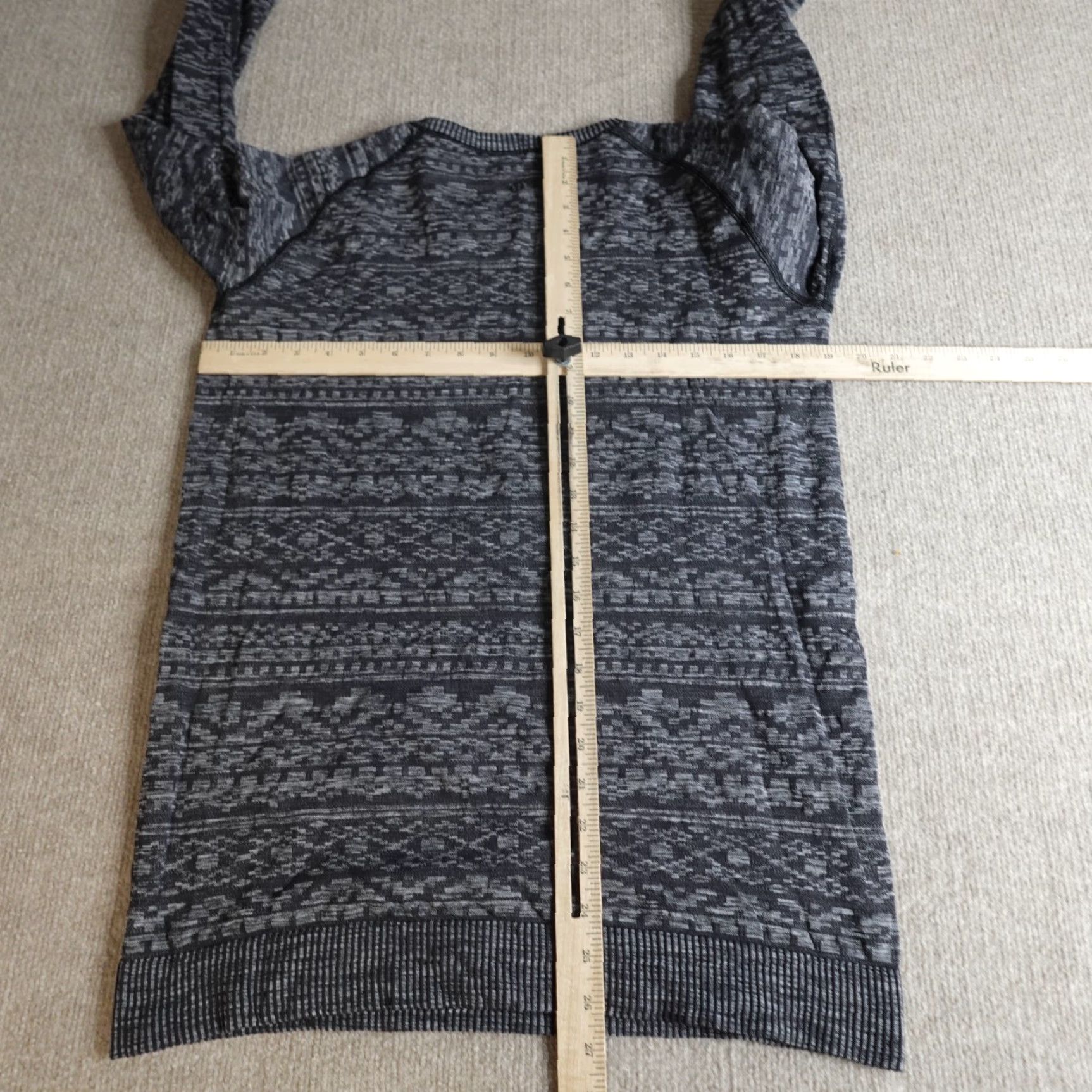 Lululemon Lululemon Womens Shirt Large Gray Geometric Pullover Crew Neck Activewear Running Geometric Shirt Womens L Gray Pullover Pullover Shirt Size L / US 10 / IT 46 - 2 Thumbnail