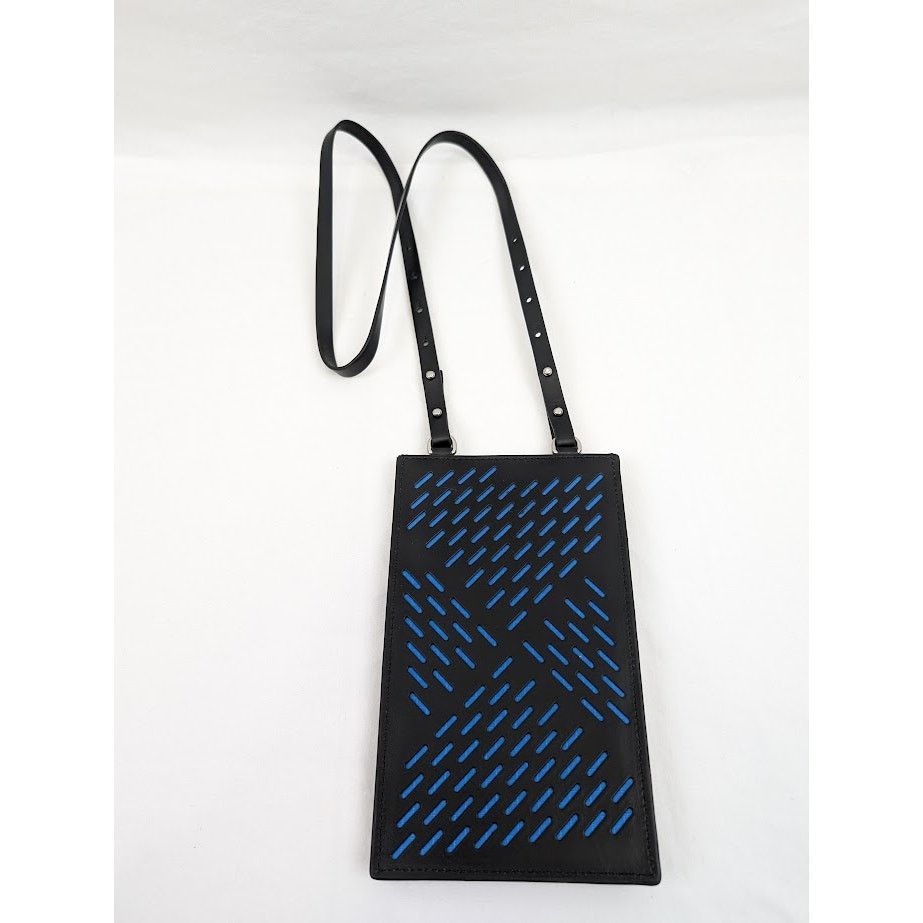 o1rshd1 Q:2 / Size: OS / Paper Calf Perforated Case in Nero