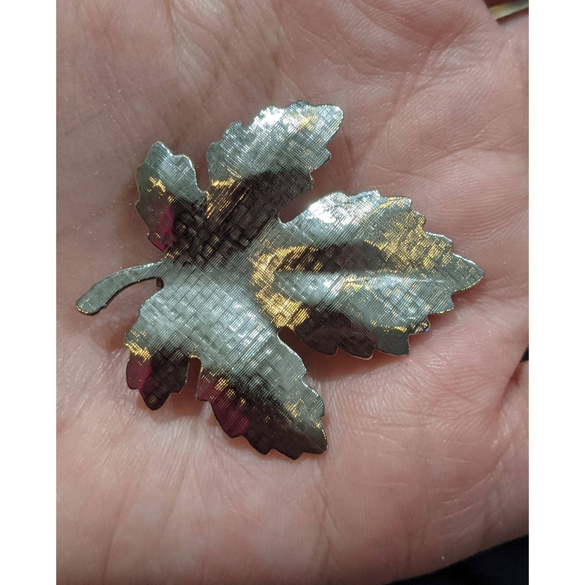 Other Vintage Silver Tone Textured Maple Leaf Brooch Size ONE SIZE - 2 Thumbnail