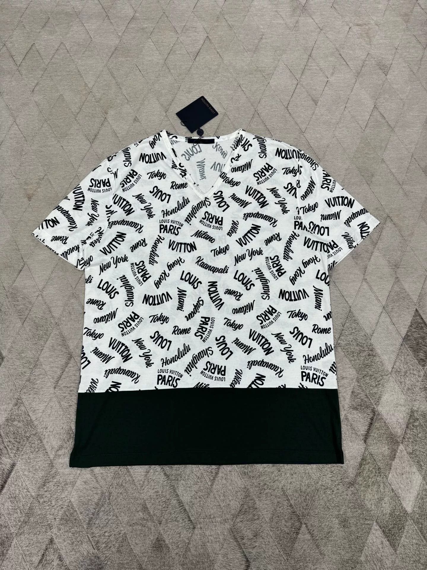 Louis Vuitton LV Logo Short-Sleeve T-Shirt XL Size US XL / EU 56 / 4 - 1 Thumbnail