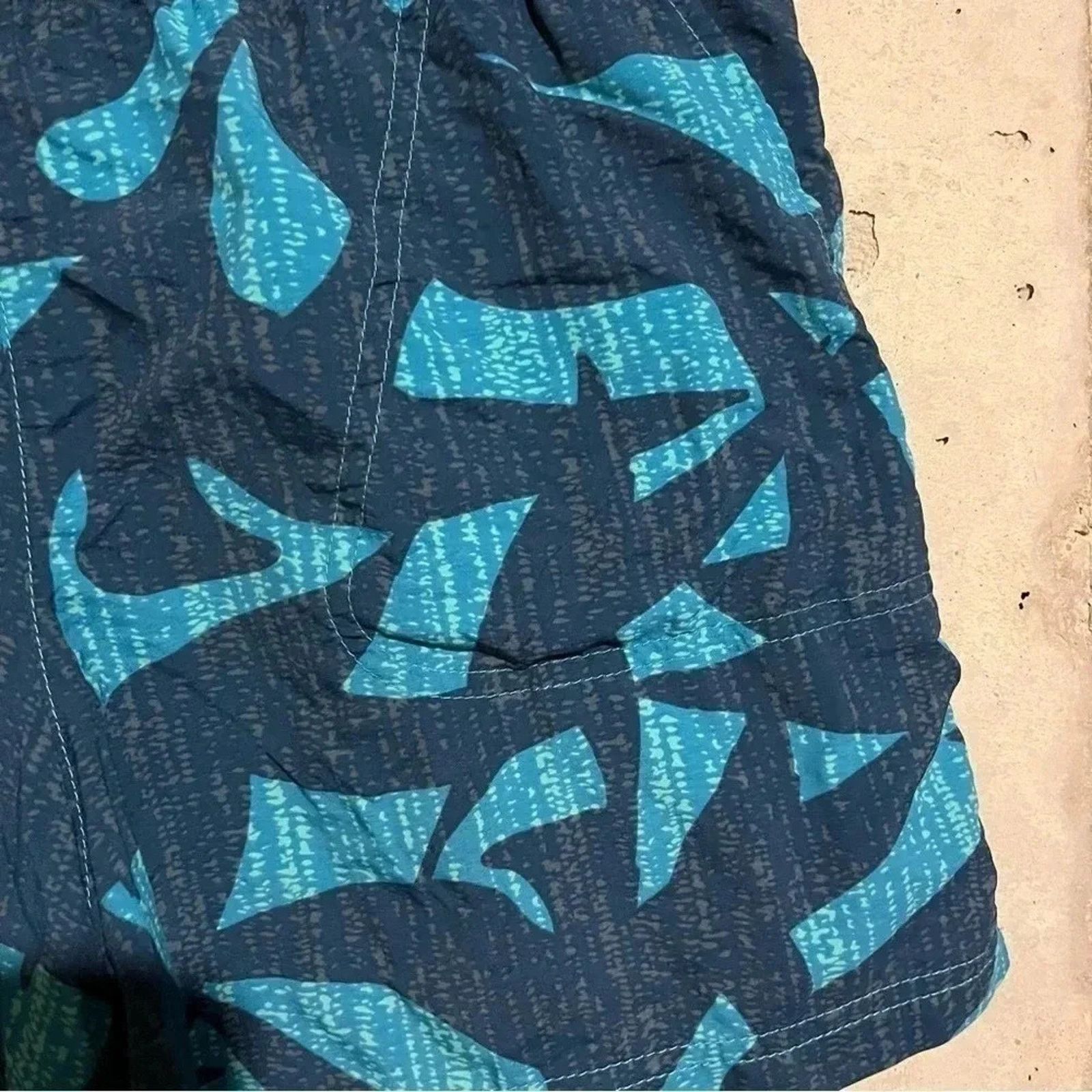 Columbia Columbia Women's Medium Blue Geometric Nylon Shorts Size 28" / US 6 / IT 42 - 2 Thumbnail