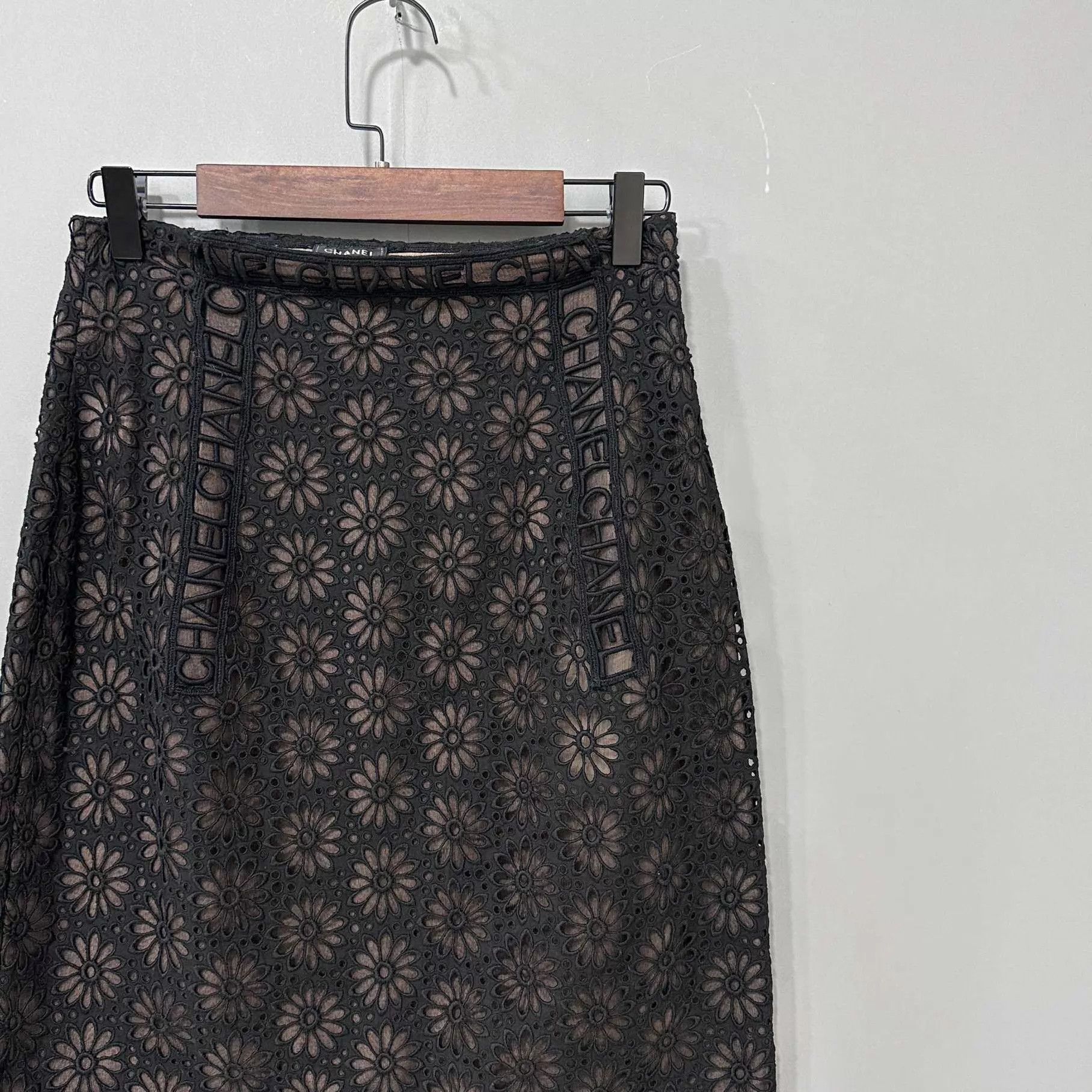 Chanel Chanel 21S Spring/Summer Black Daisy Lace Cutout Mini Skirt Size 27" / US 4 / IT 40 - 3 Thumbnail