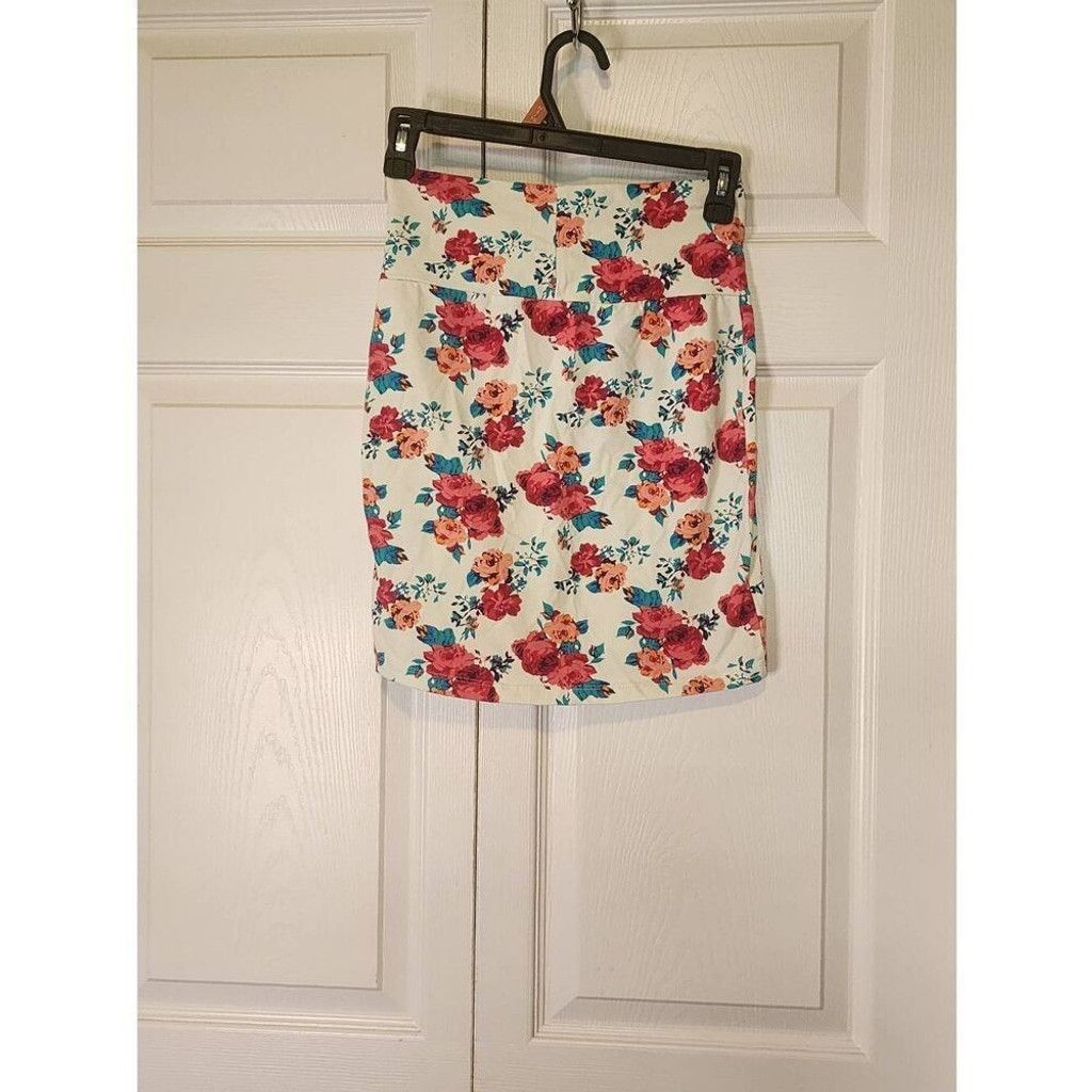 Other Charlotte Russe Floral Skirt Size 28" / US 6 / IT 42 - 2 Thumbnail