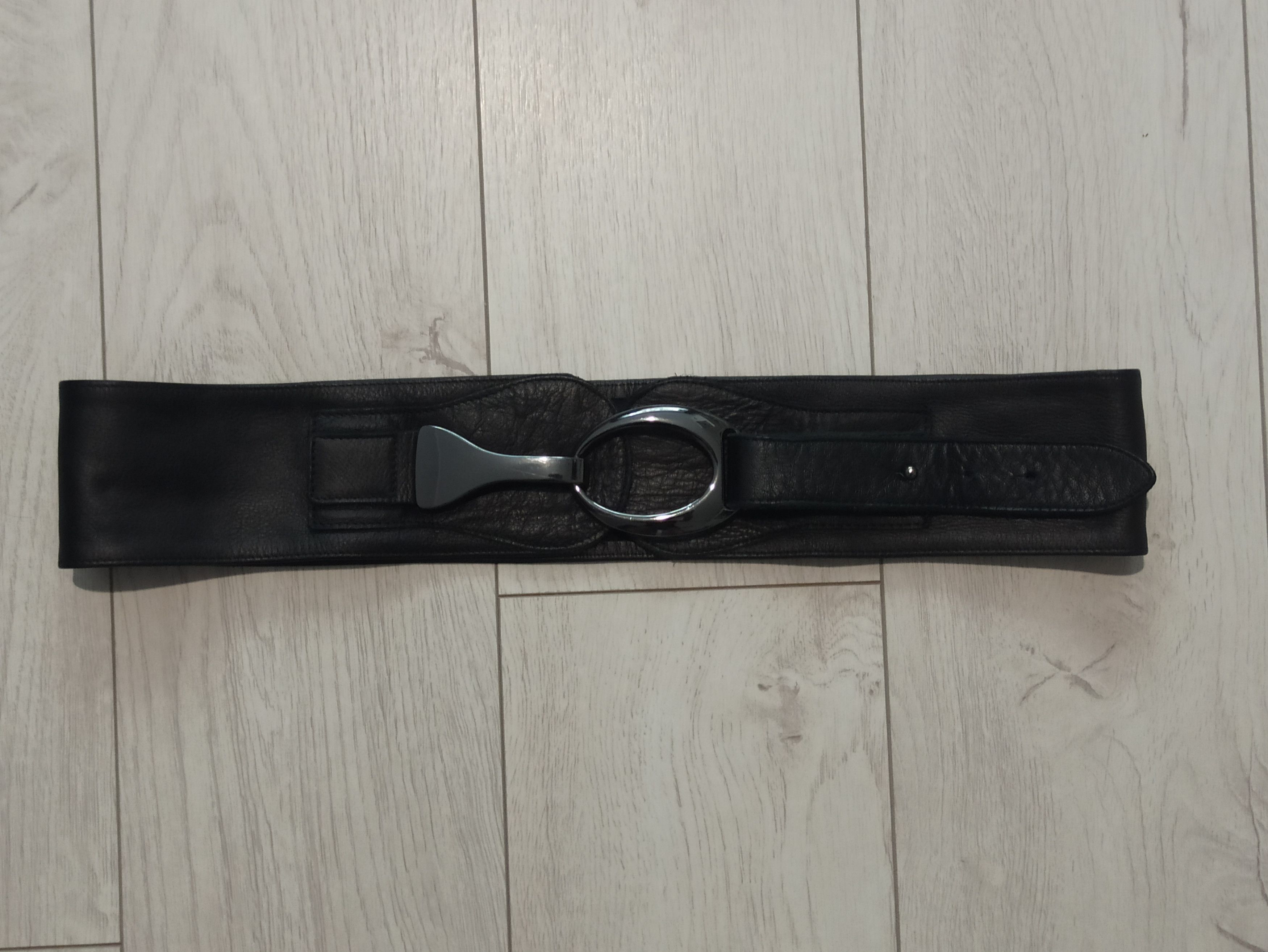 Comma leather belt