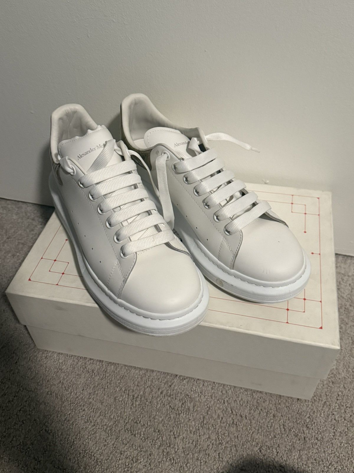 Alexander McQueen White and gold Alexander McQueens Size US 11 / EU 44 - 2 Thumbnail