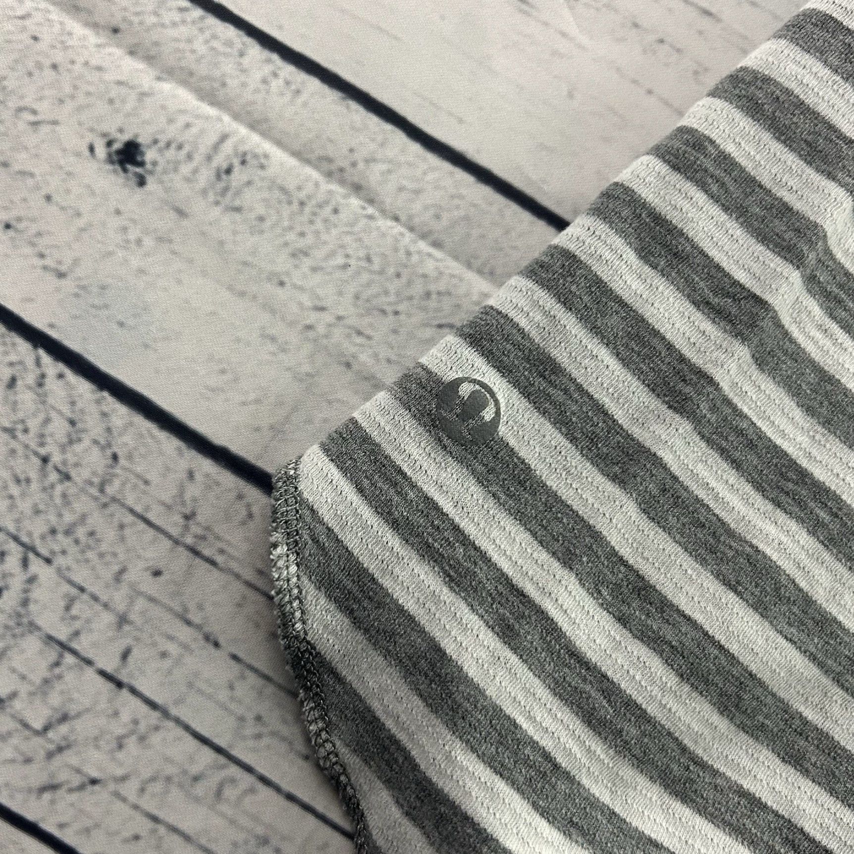 Lululemon VINTAGE Lululemon Reversible Long Sleeve Striped Casual T Shirt Top Women's 4 Gray Size S / US 4 / IT 40 - 4 Thumbnail