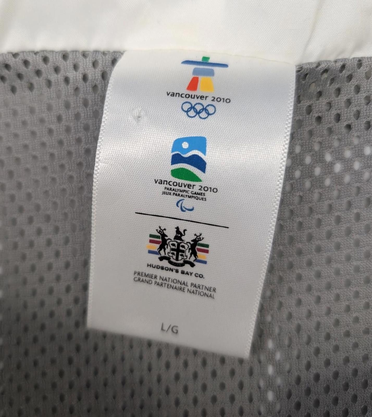 Hudsons Bay Vancouver 2010 Winter Olympics Torch Relay Rain Jacket Size US L / EU 52-54 / 3 - 4 Thumbnail