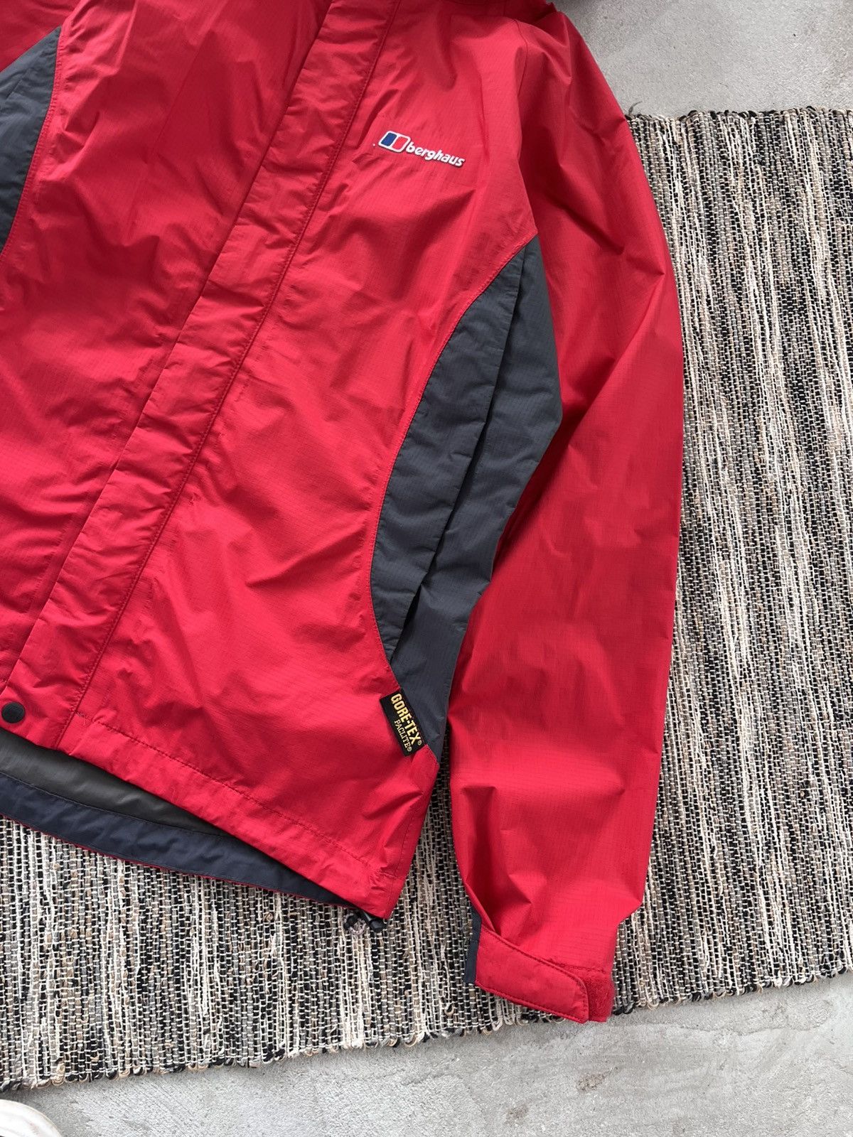 Berghaus Vintage Berghaus GoreTex PacLite Red windbreaker Jacket Y2K Size M / US 6-8 / IT 42-44 - 4 Thumbnail