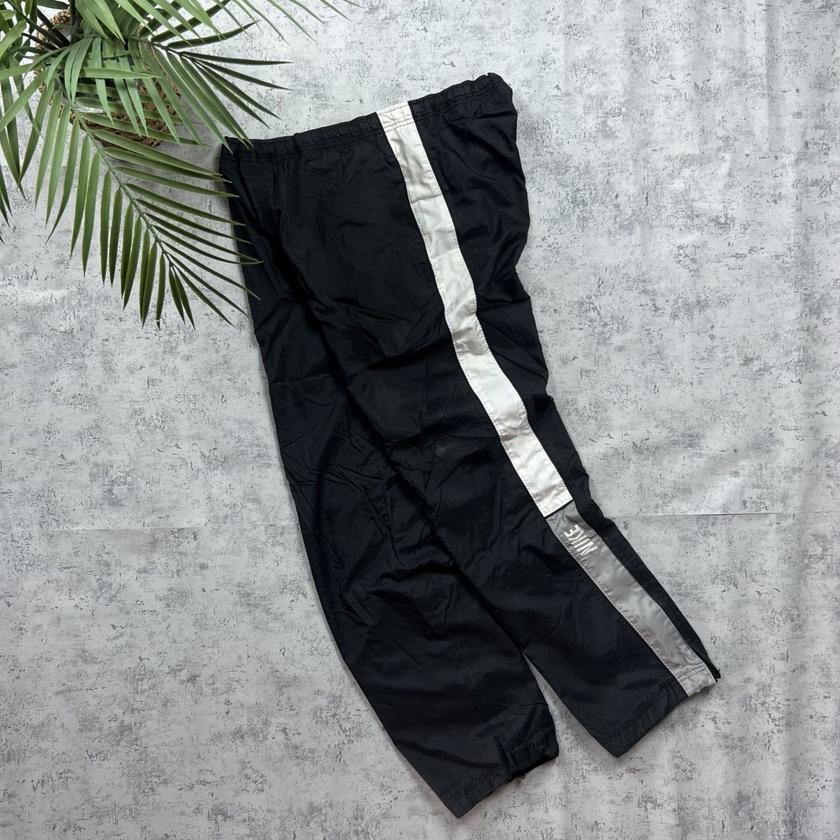 Nike 90s NIK EMBEOIDERED LOGO VINTAGE GORPCPORE PARACHUTE PANTS Size US 32 / EU 48 - 1 Thumbnail