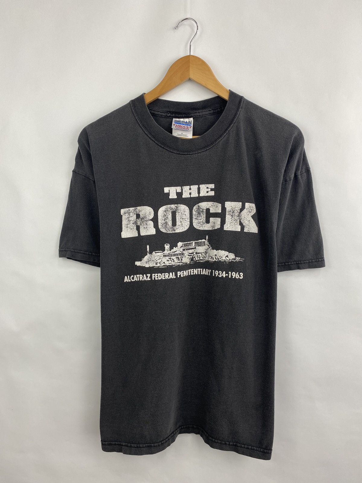 Gildan 🇺🇸 Vintage 90s Alcatraz Federal Penitentiary The Rock t-shirt Size US XL / EU 56 / 4 - 3 Thumbnail