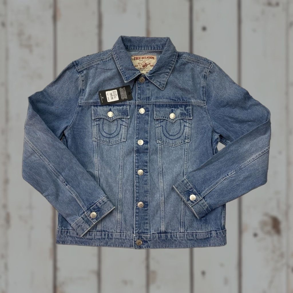 True Religion Jacket Denim Blue Wash Jesse SN Trucker Mens Medium NWT Jeans Coat Jacket Properly Pockets Collared Button Denim Mens