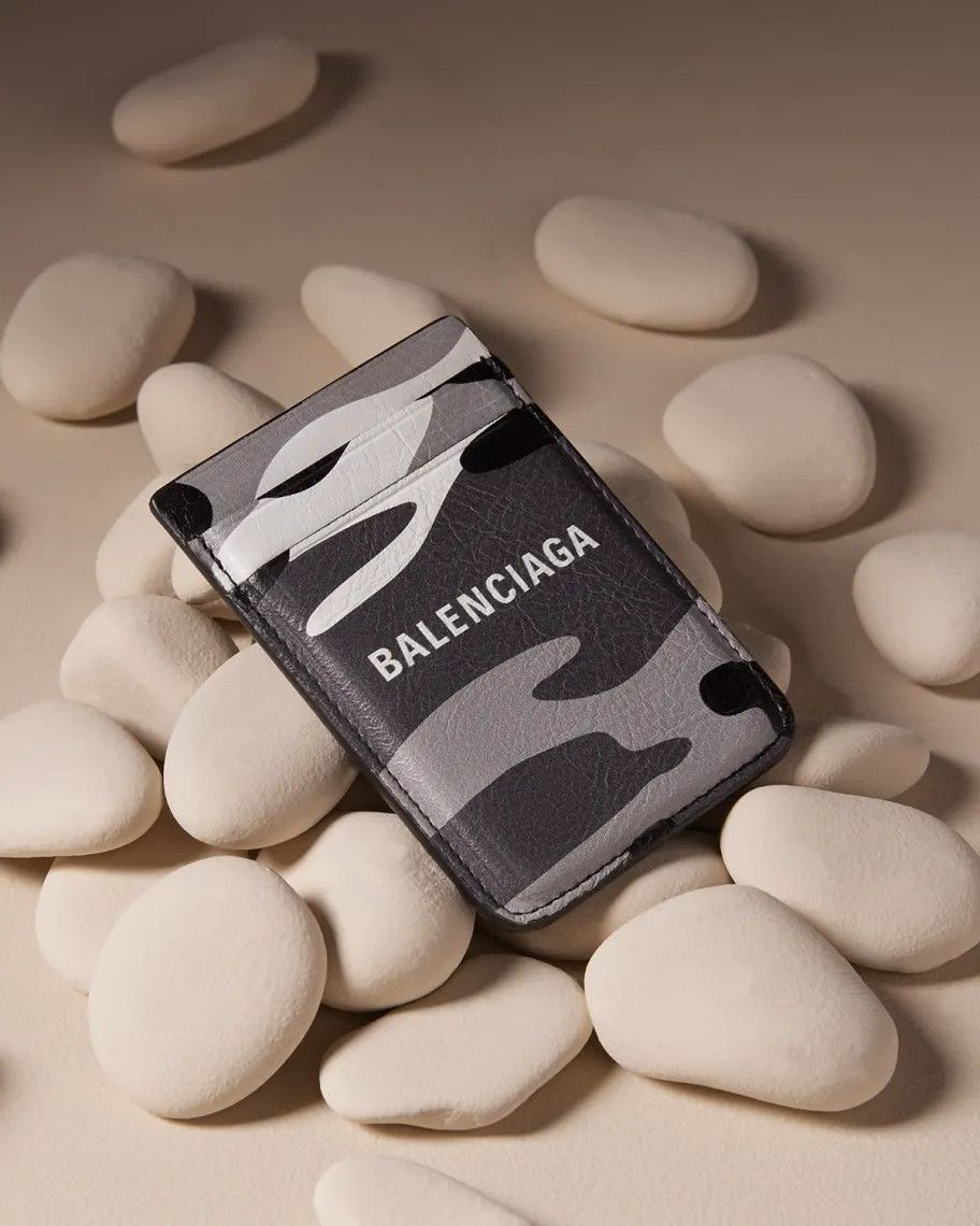 Balenciaga o1srvl11e1224 Size: OS / Cash Magnet Card Holder Camo Print Size ONE SIZE - 2 Thumbnail