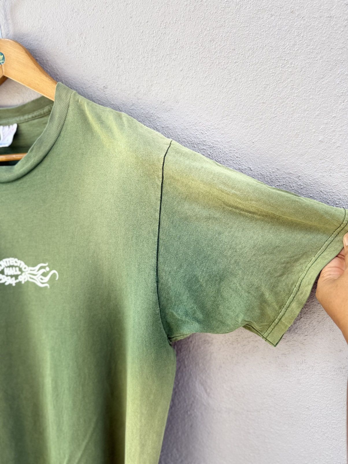 Vintage Thrashed Vintage 90s Montecito Hall Art Logo Sun Faded Tee Size US L / EU 52-54 / 3 - 7 Thumbnail