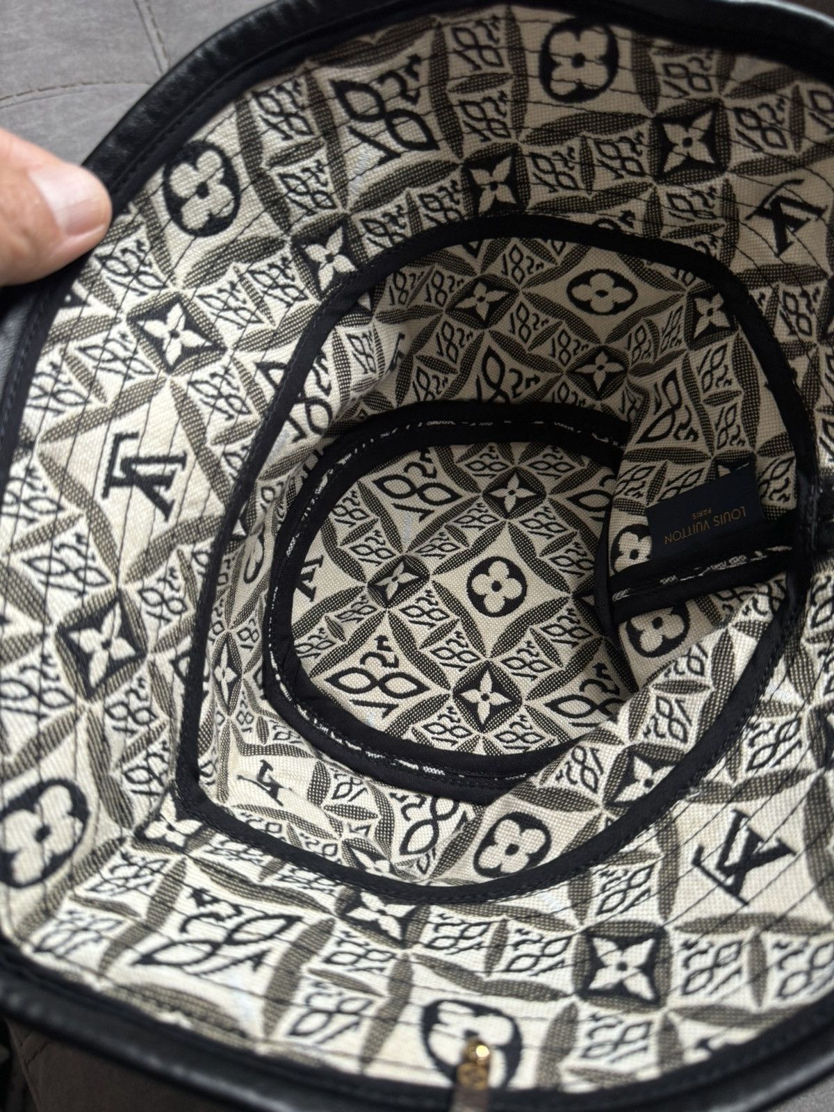 Louis Vuitton LOUIS VUITTON hat marked S see real tape measurements in pho Size ONE SIZE - 5 Thumbnail