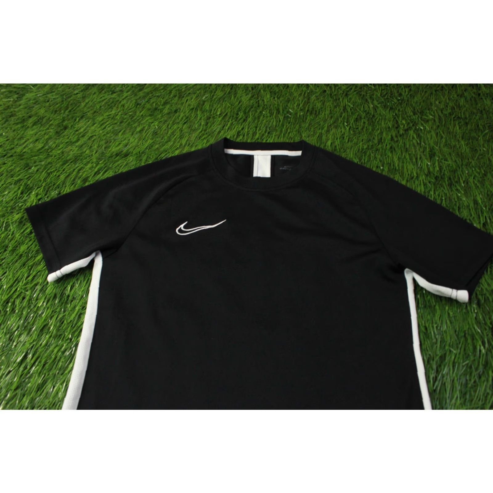 Nike NIKE ACADEMY DRI-FIT ORIGINAL 2019 MEN FOOTBALL SHIRT JERSEY TEE SIZE S BLACK AND WHITE Football Shirt Mens S Nike Academy Dri-FIT 2019 Size US S / EU 44-46 / 1 - 2 Thumbnail