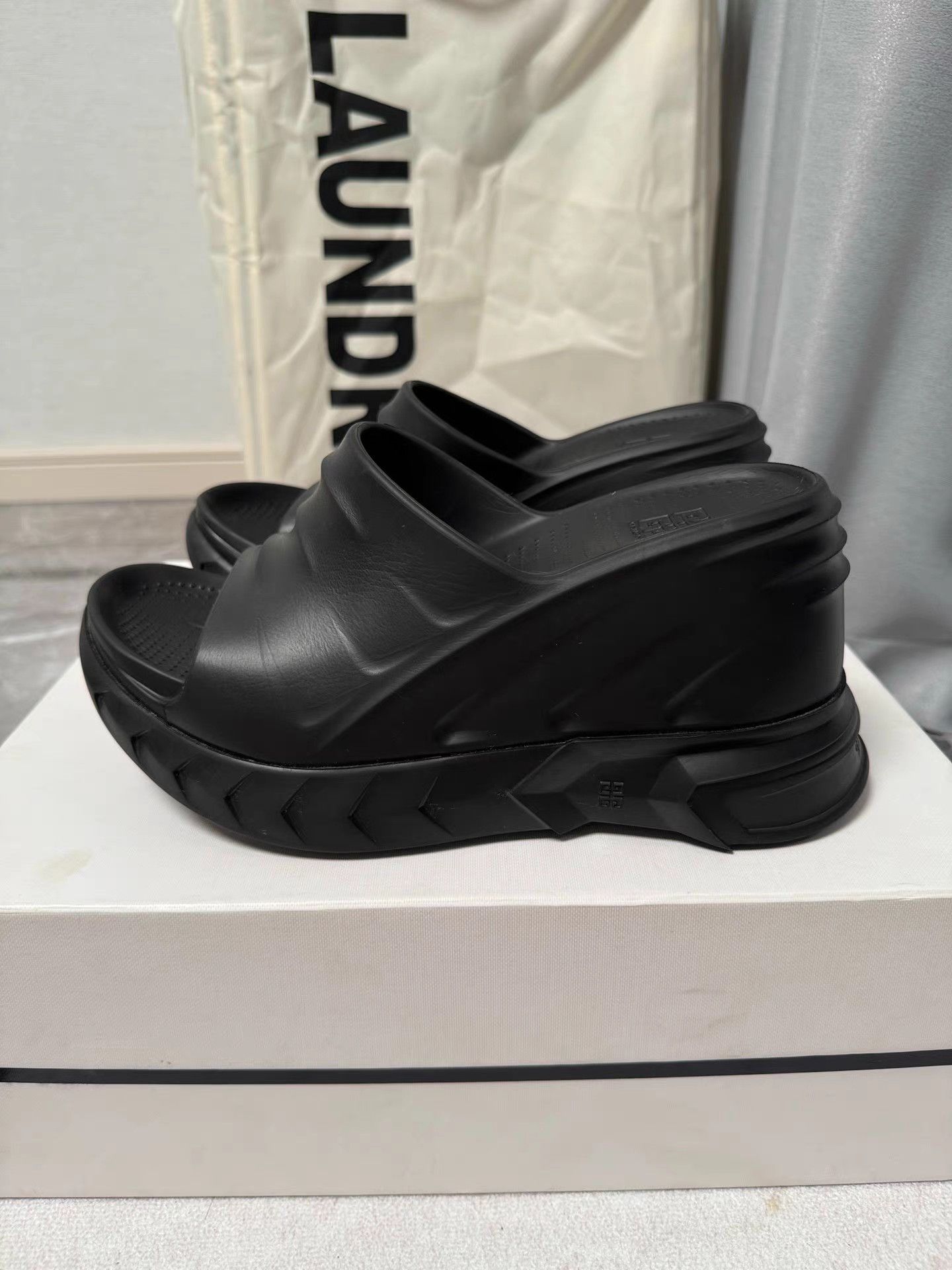 Givenchy Givenchy Marshmallow Slides K6 Size US 9 / IT 39 - 1 Thumbnail
