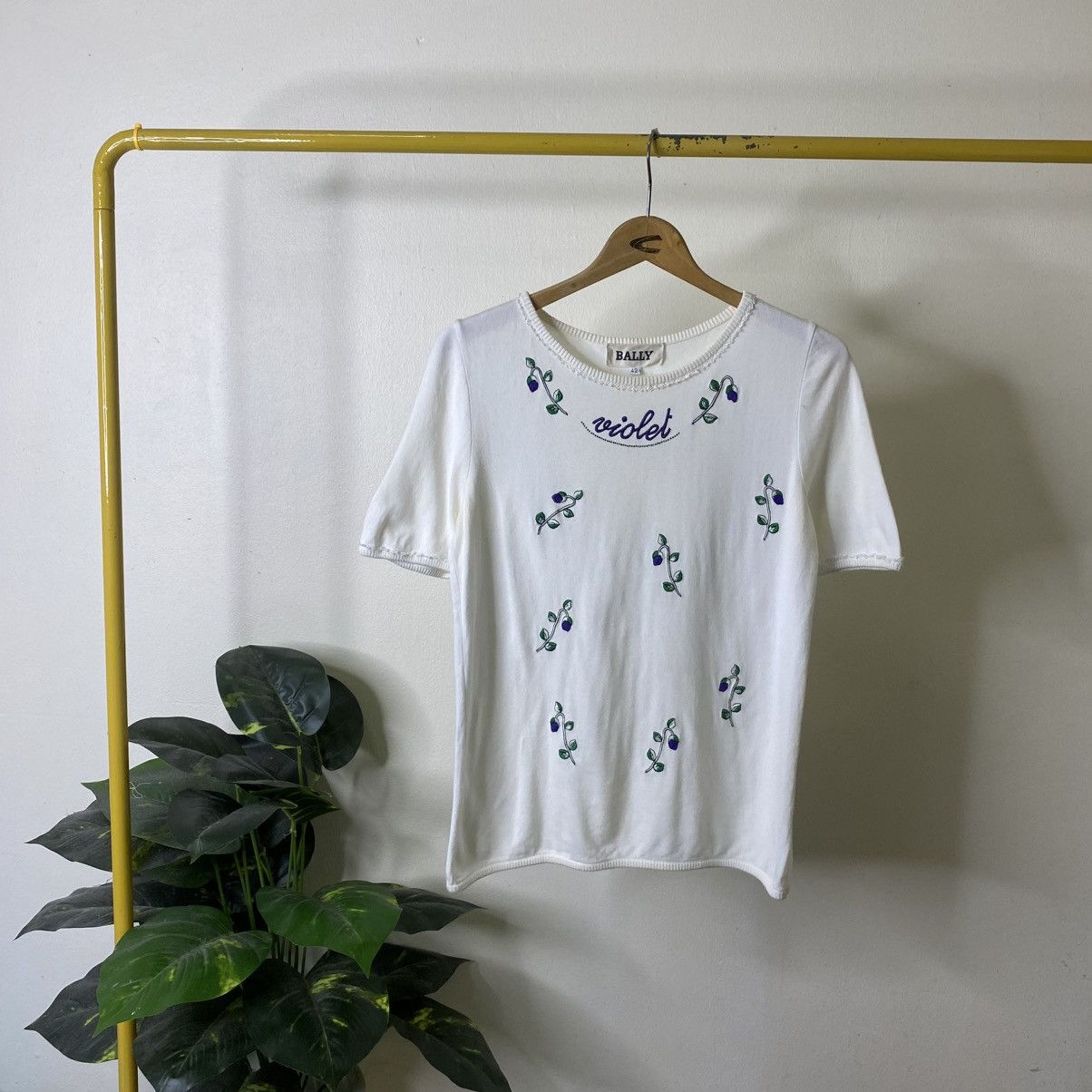 Bally Vintage Bally Embroidery Floral Detailing Women T Shirt Size S / US 4 / IT 40 - 1 Thumbnail